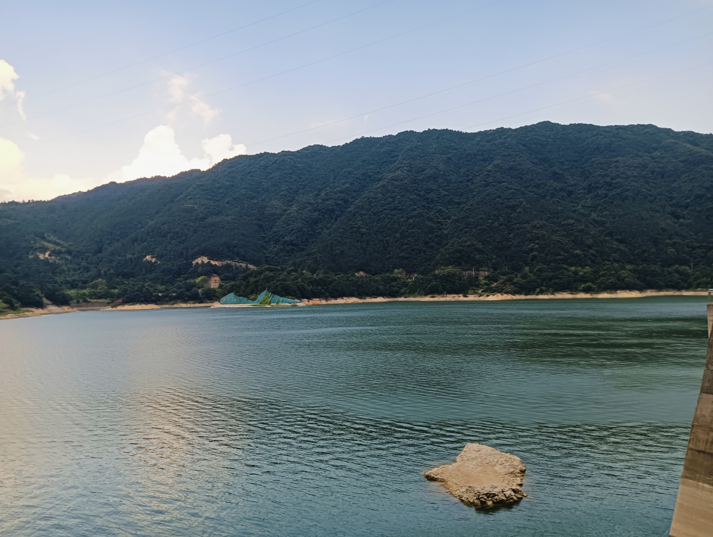 仙游县金钟水库,坐落于闽江大樟溪支流粗溪中游的石苍乡,流域辽阔达