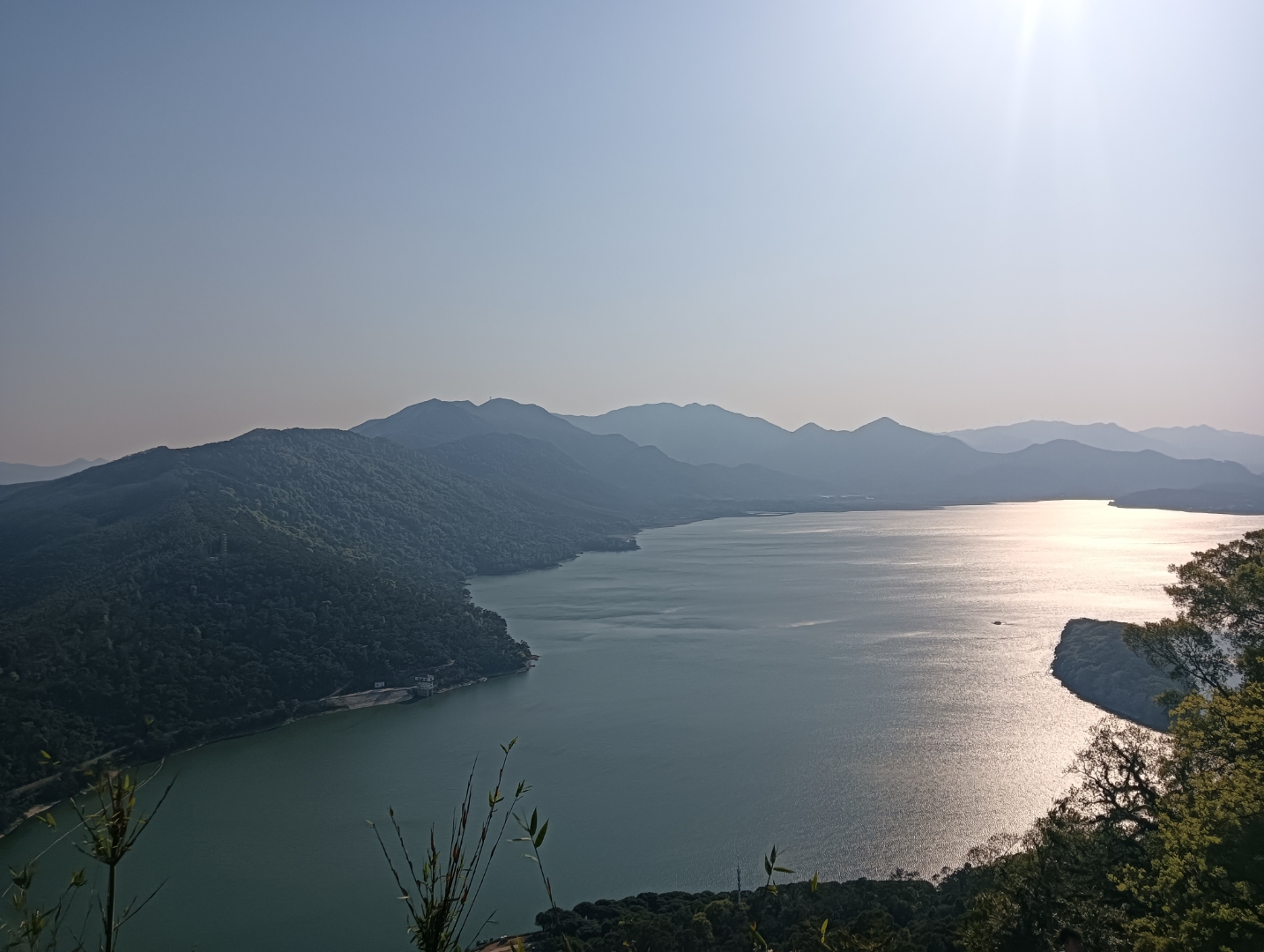 东张水库,犹如一颗镶嵌在石竹山怀抱中的碧玉明珠,闪耀着自然与人文