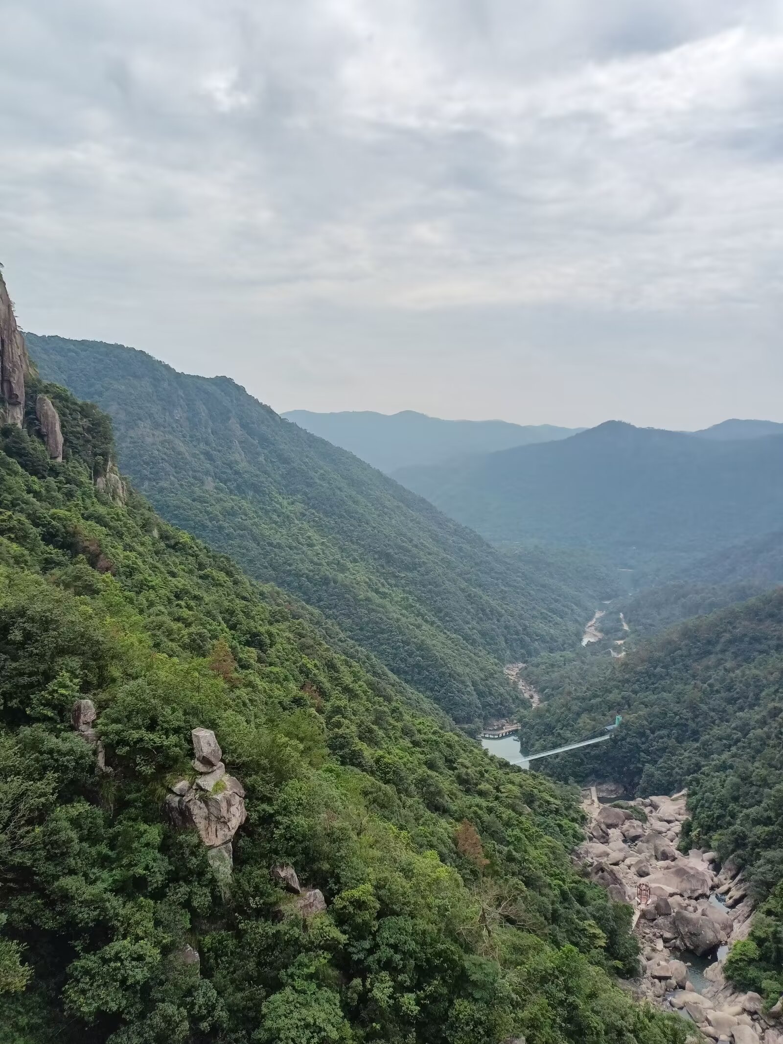 仙游县钟山镇的九鲤湖风景区,山峦如画,美不胜收.