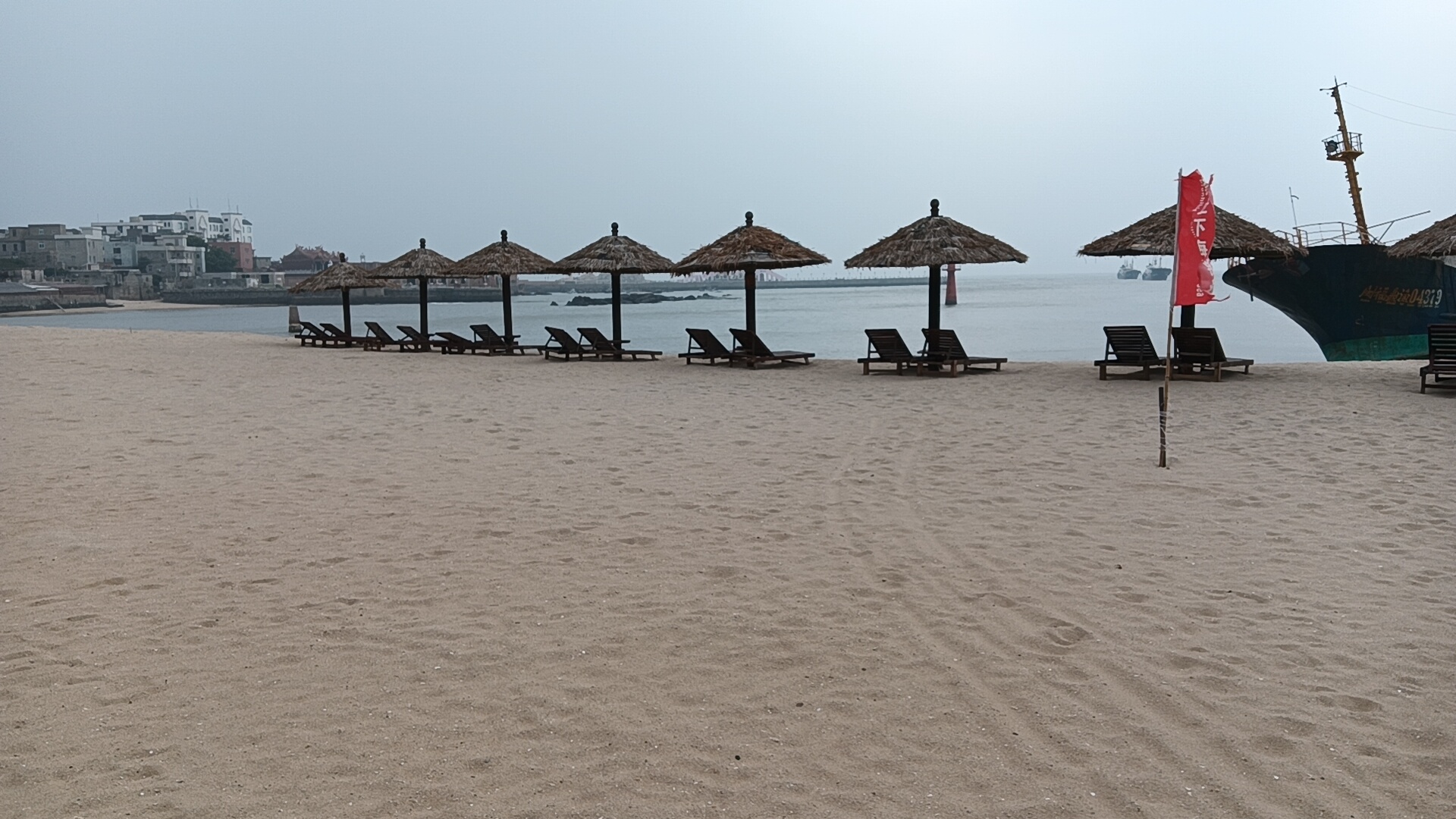 位于福建省泉州市惠安县崇武镇,是福建沿海知名的海湾沙滩公园,被誉为