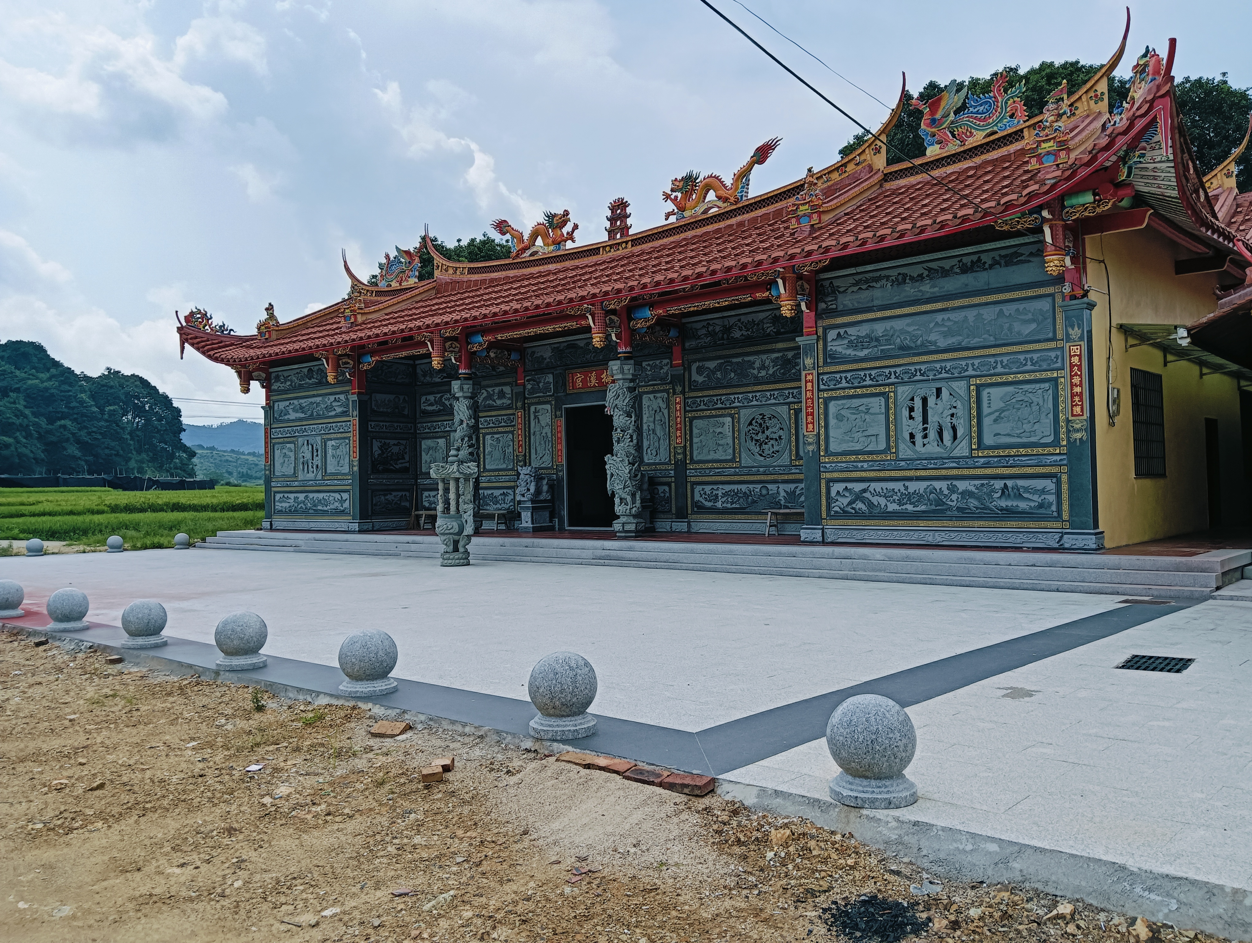 踏入仙游县钟山镇西林村新厝的梅溪宫门槛,瞬间被一