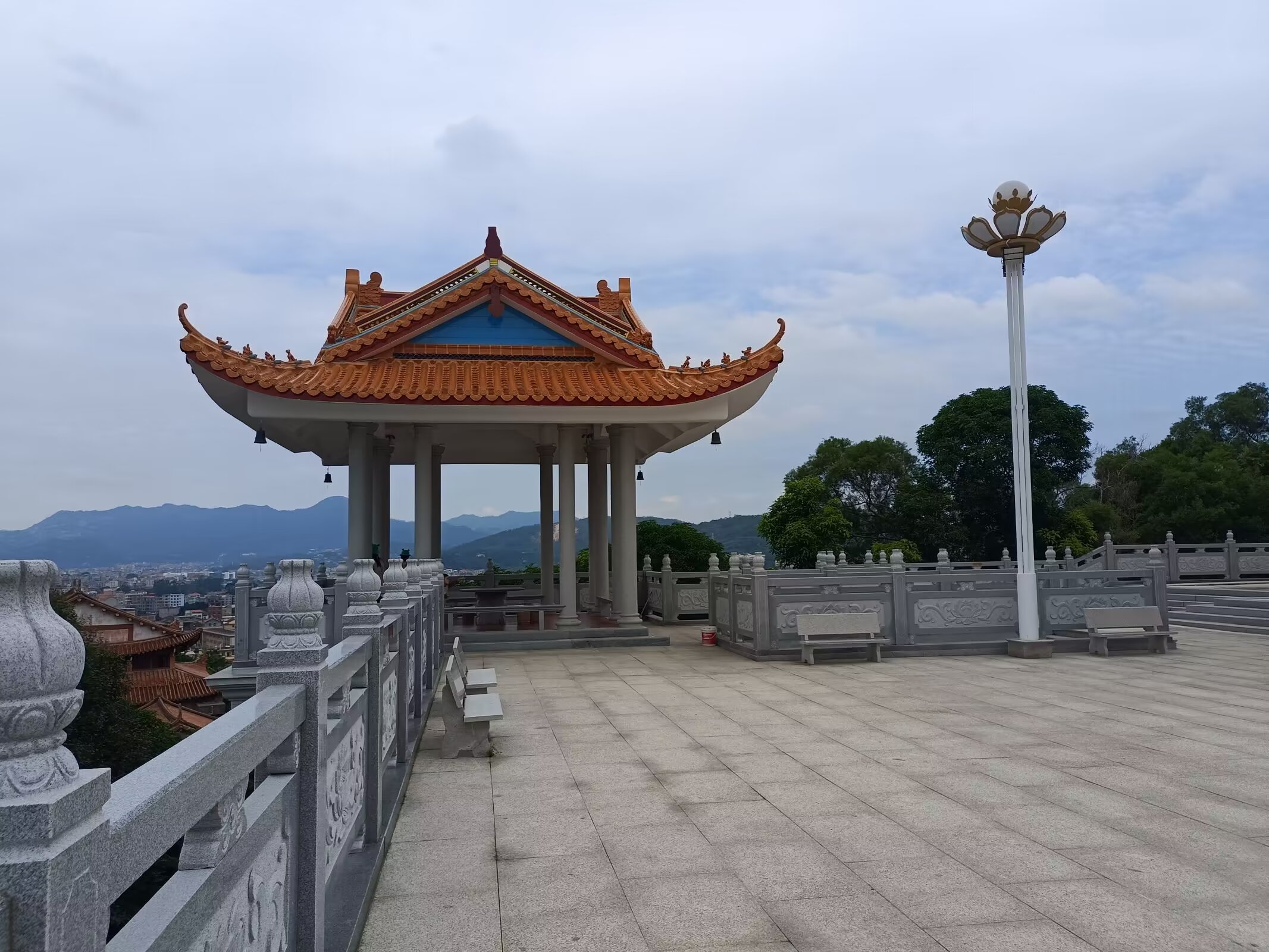 仙游县枫亭镇塔斗山上的天中万寿塔,又称塔斗塔或青螺塔,以其独特的阿