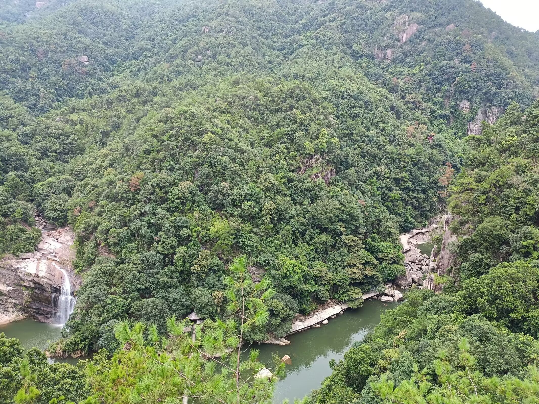 仙游县钟山镇的九鲤湖风景区,山峦如画,美不胜收.