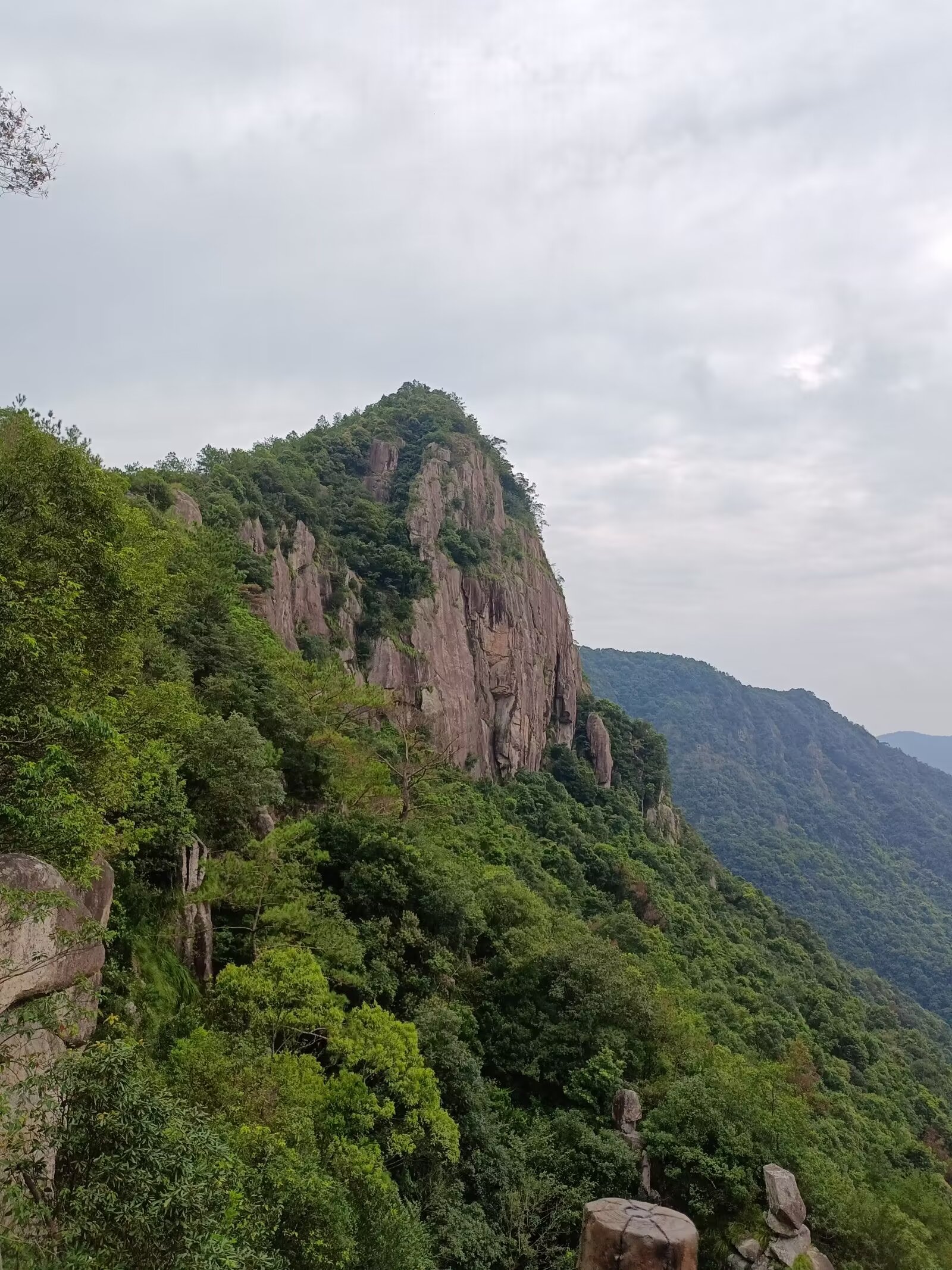 仙游县钟山镇的九鲤湖风景区,山峦如画,美不胜收.