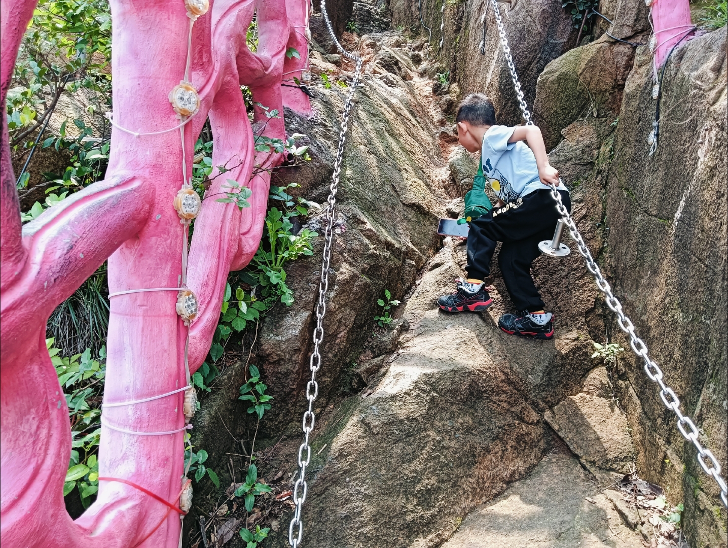 莆田市荔城区北高镇的五候山仙女洞景区,藏着一座传说中的情人桥.