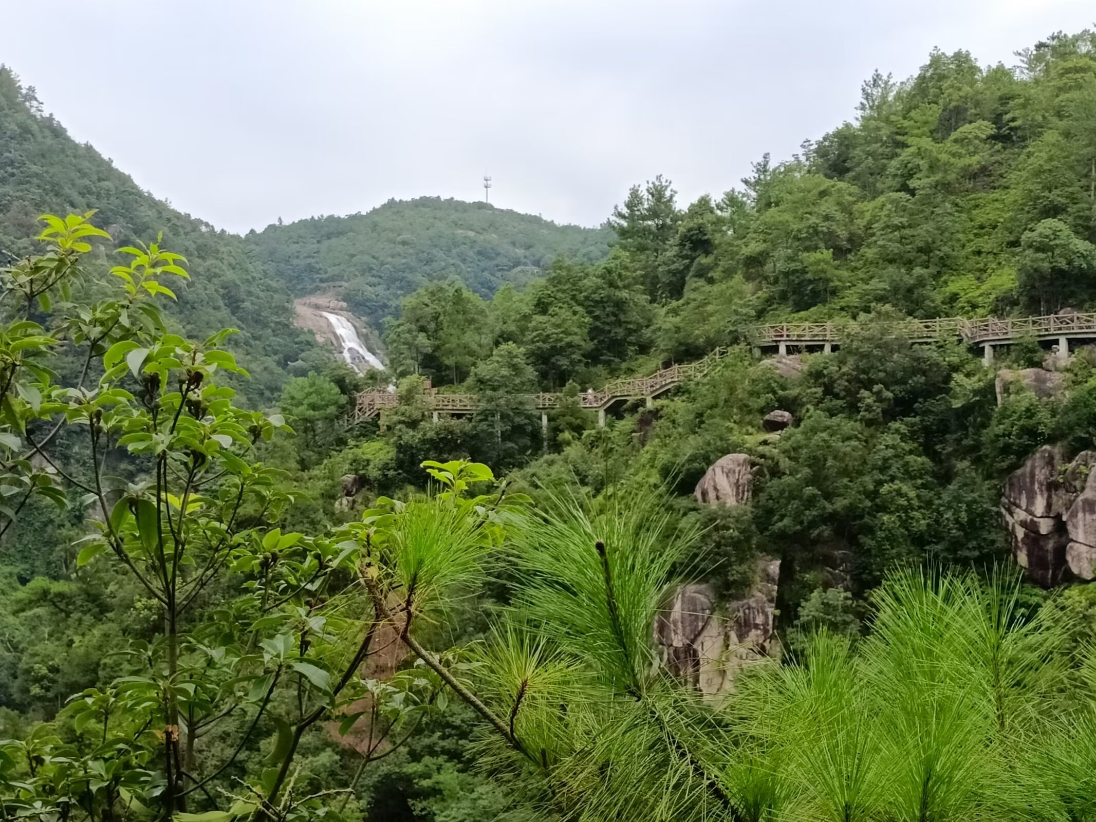 仙游县钟山镇的九鲤湖风景区,山峦如画,美不胜收.