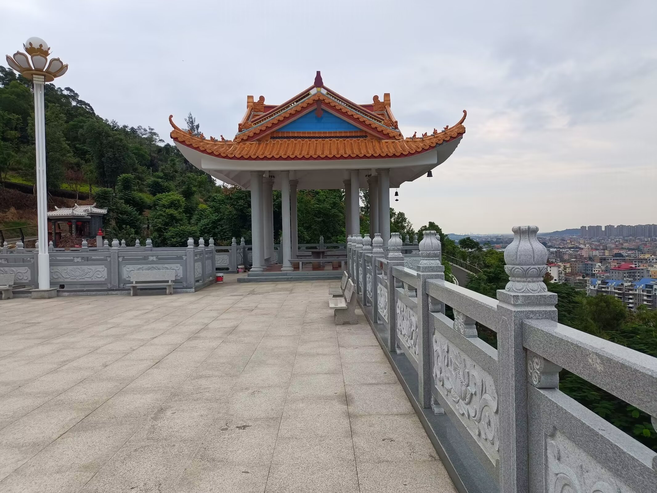 仙游县枫亭镇塔斗山上的天中万寿塔,又称塔斗塔或青螺塔,以其独特的阿