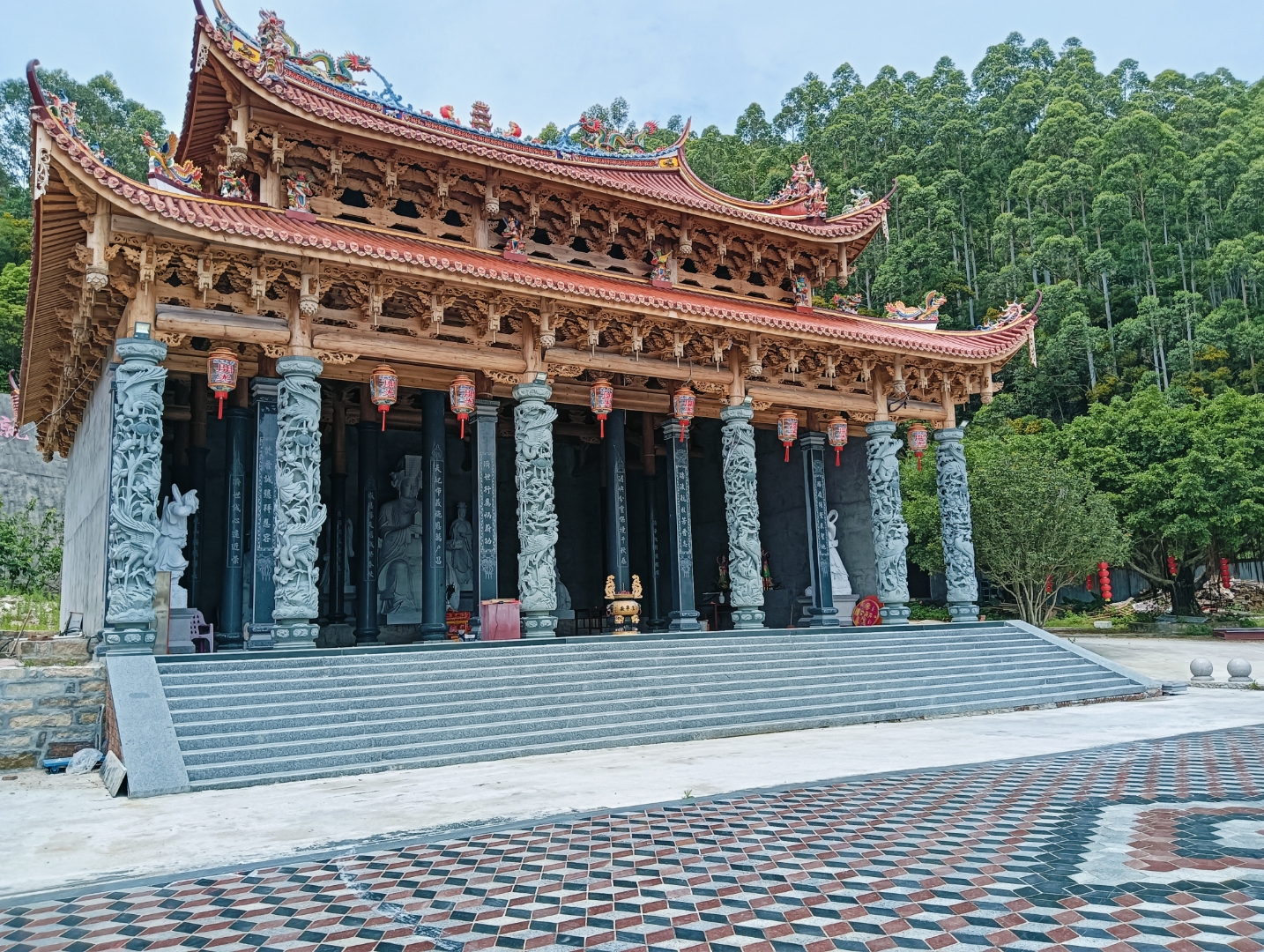 莆田市荔城区新度镇的沟口顶横山奇秀岩西湖寺景区,是一处充满传奇