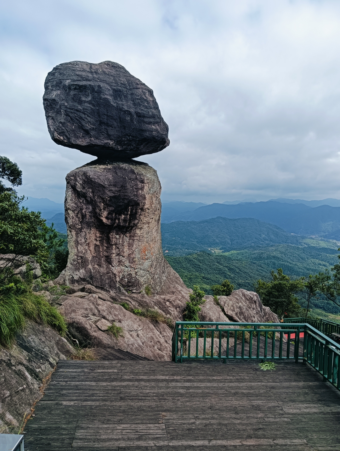 十一打卡挑战赛#仙游县菜溪岩心动石,被誉为八闽第一奇石.