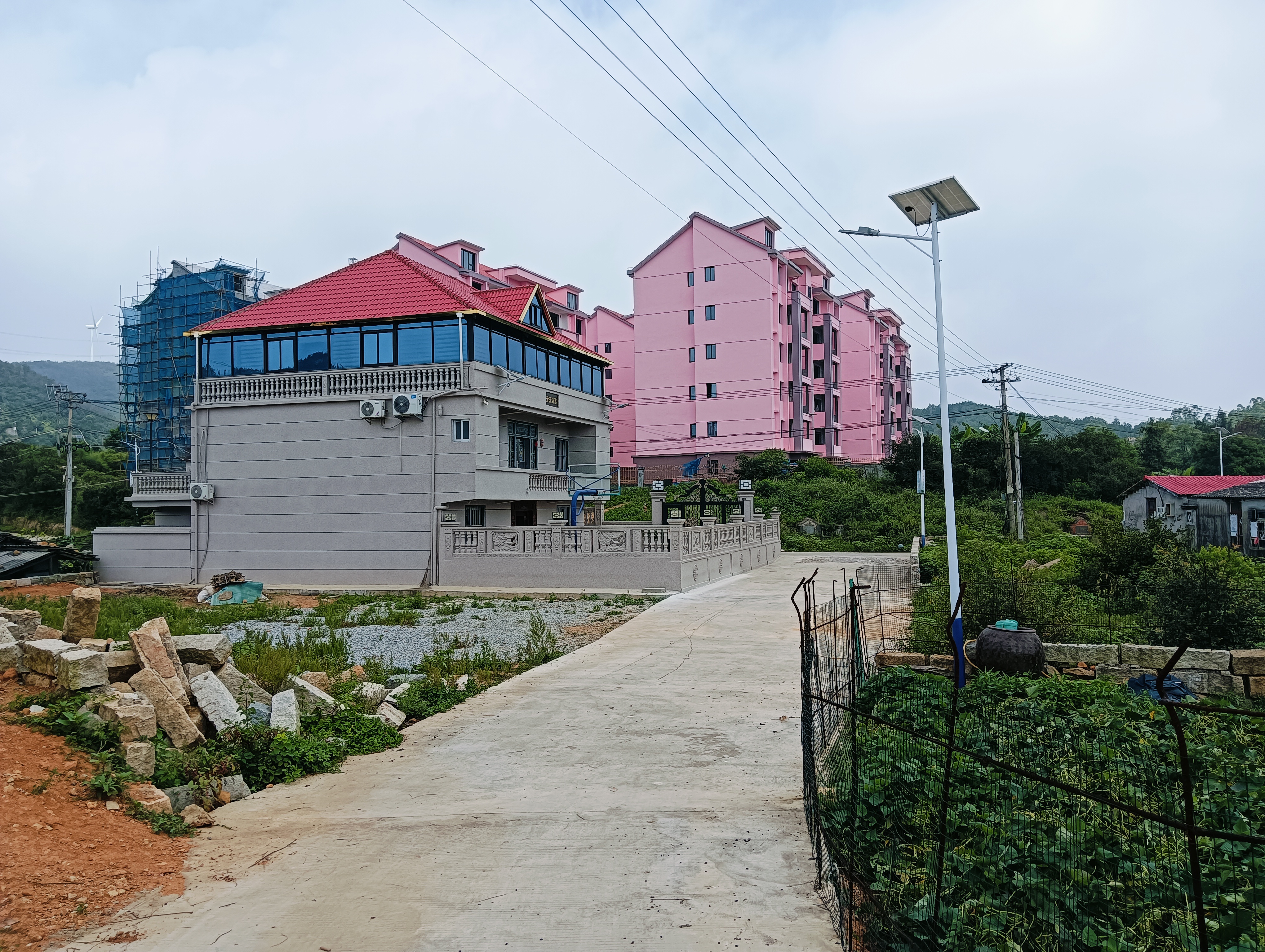 莆田市东海镇坪洋村,一幅浑然天成的乡村画卷铺展眼前,这里山峦叠翠