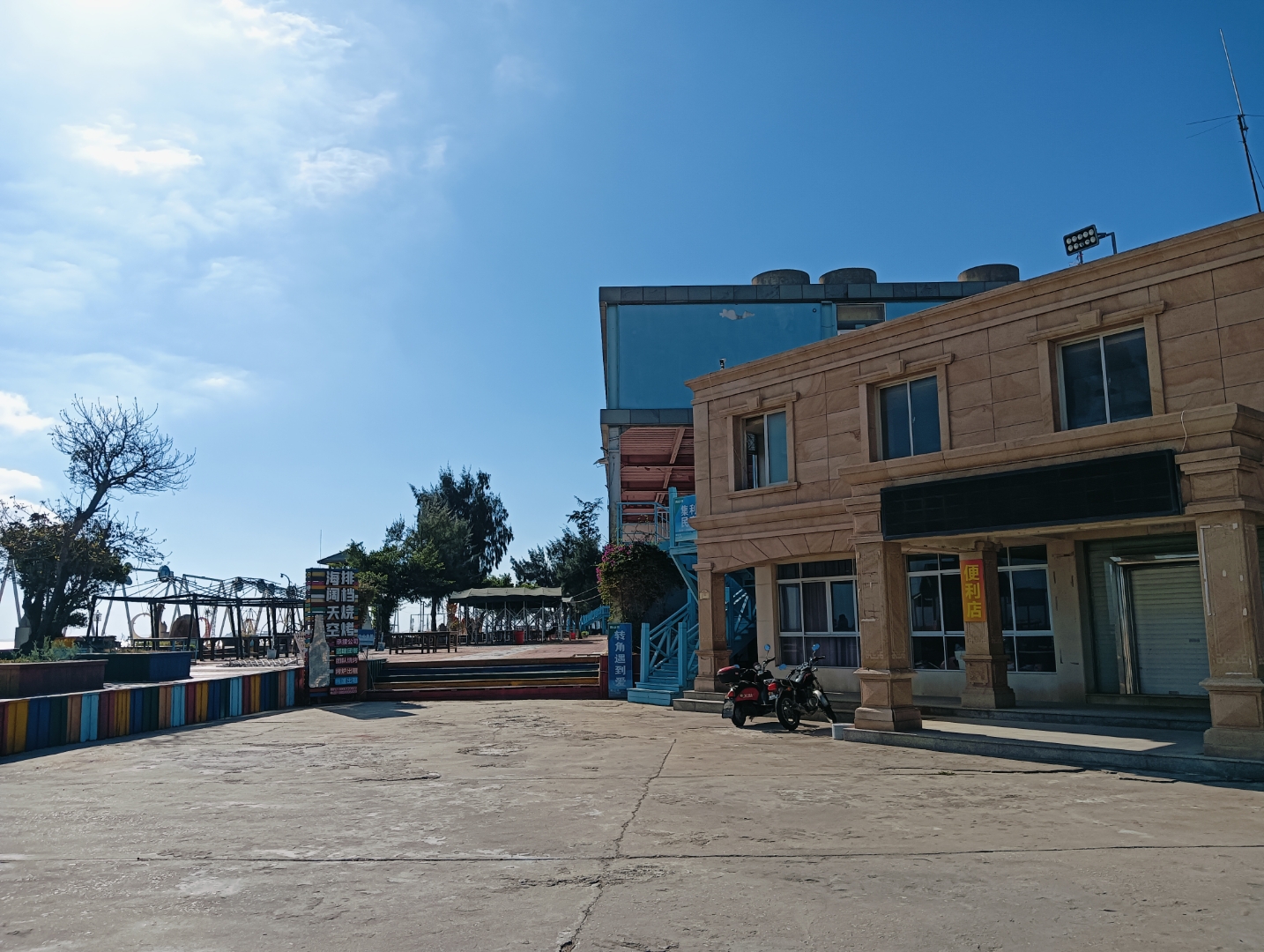 青山湾,位于福建省泉州市惠安县山霞镇,被誉为"八闽第一金滩",是闽东