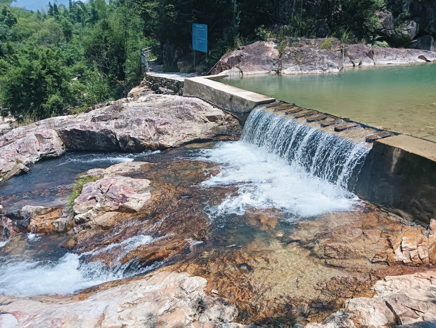 仙游县游洋镇的天马村,隐匿于青山绿水之间,其中石门峡谷与古朴的厝屋