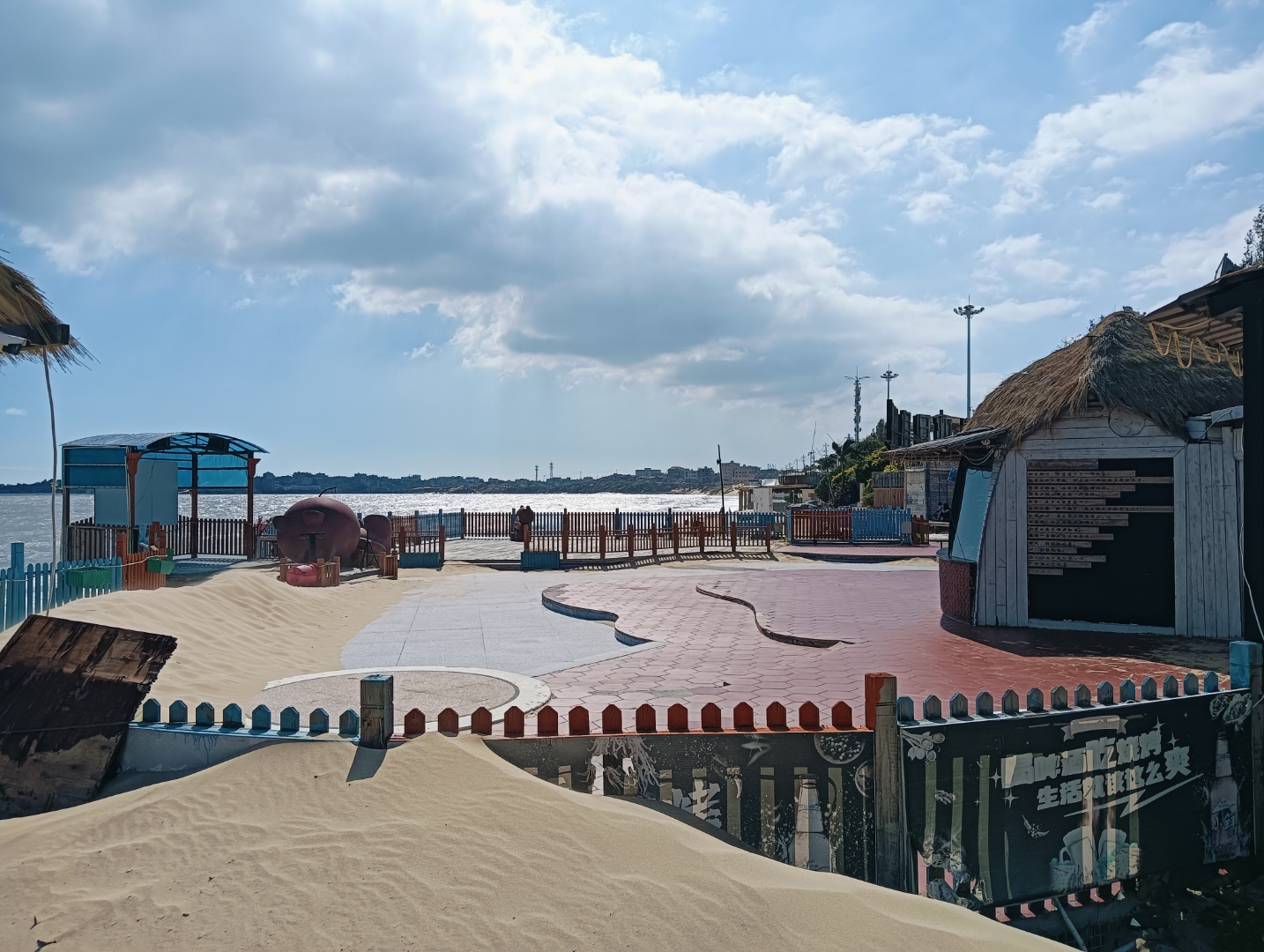 泉州市惠安县的月亮湾海滩,是一处令人心旷神怡的自然奇观,它宛如一颗