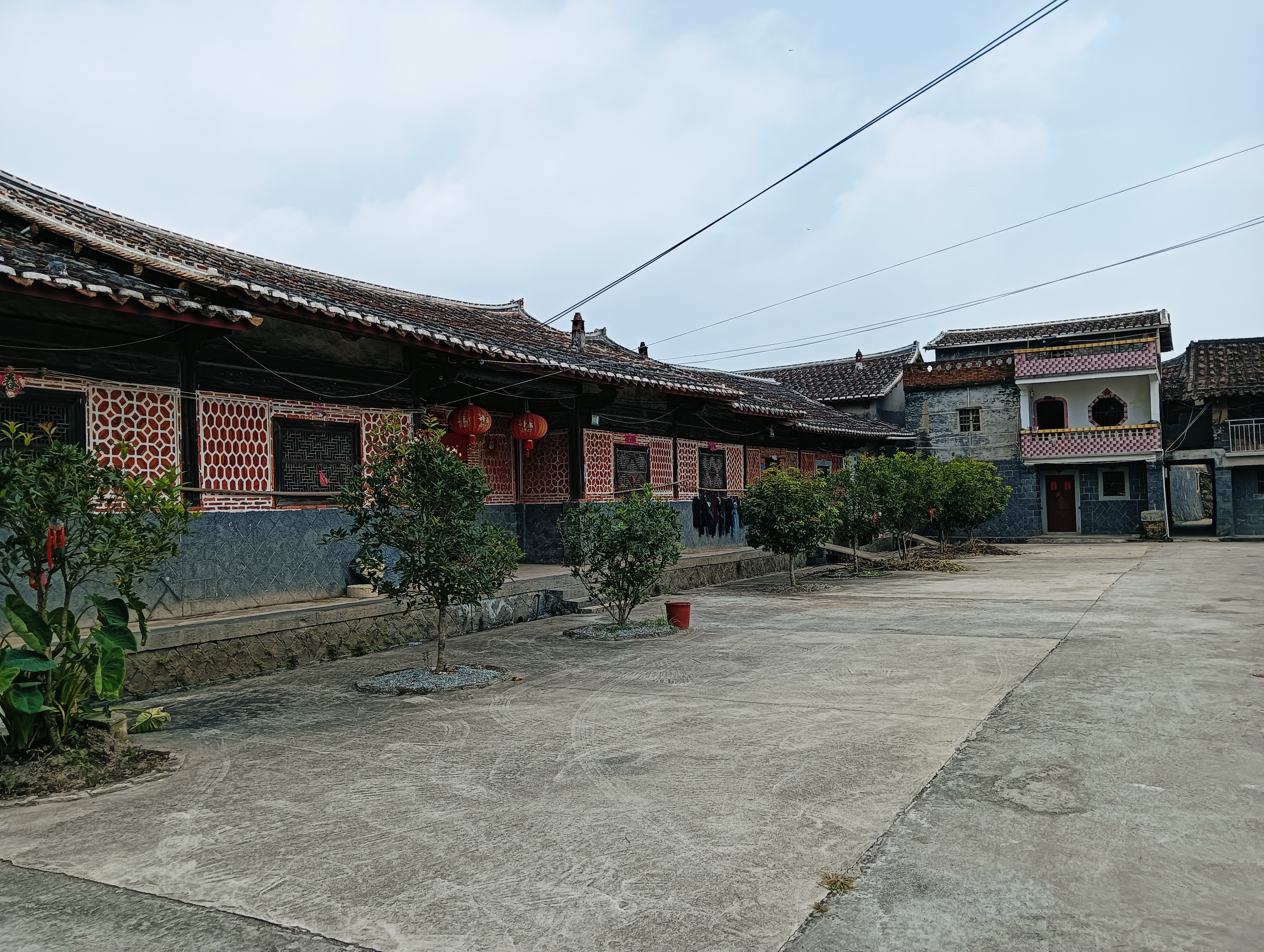 莆田市东海镇坪洋村,一幅浑然天成的乡村画卷铺展眼前,这里山峦叠翠