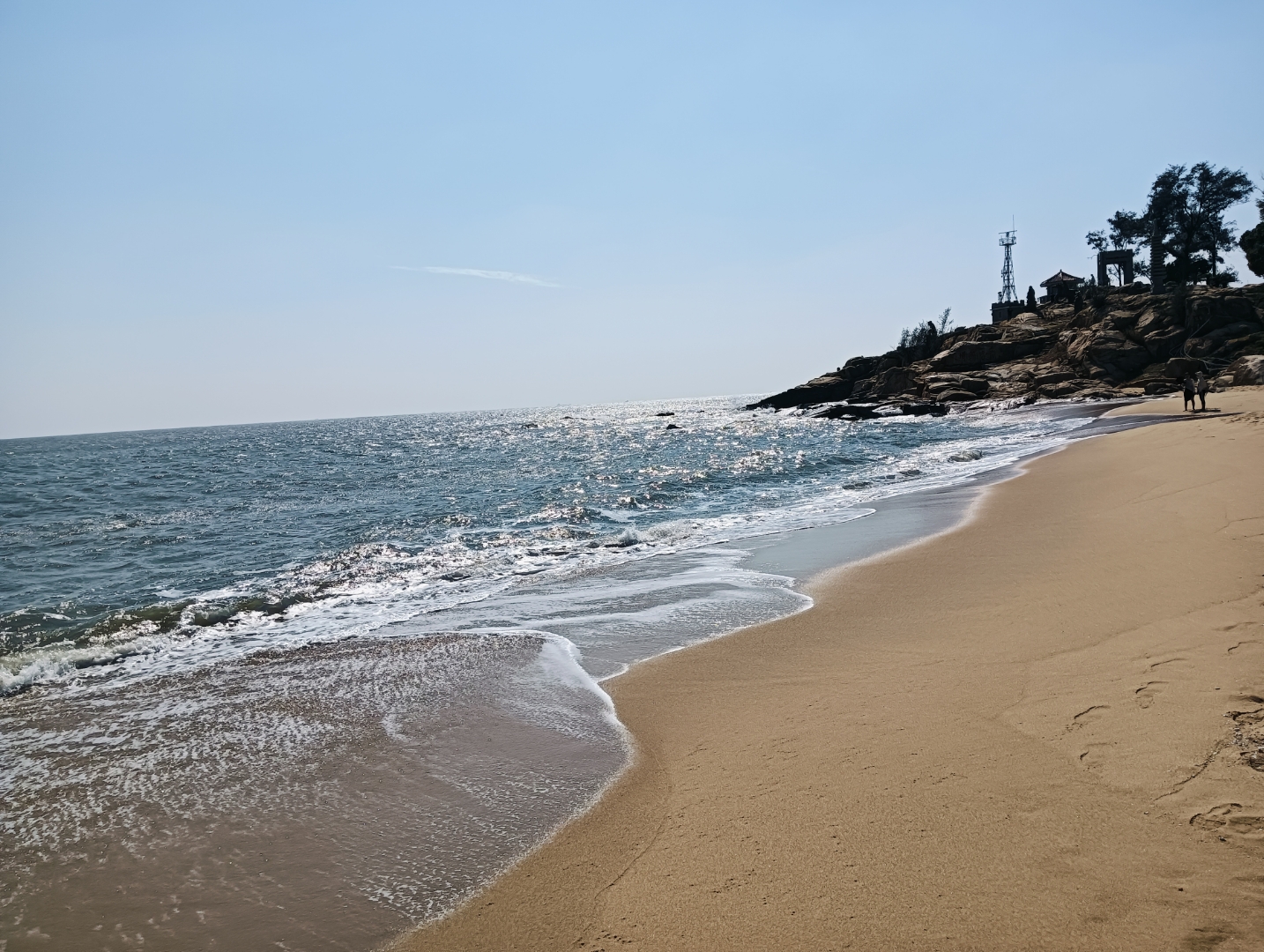 崇武古城海滩,位于福建省泉州市惠安县东南24公里的崇武半岛,是中国