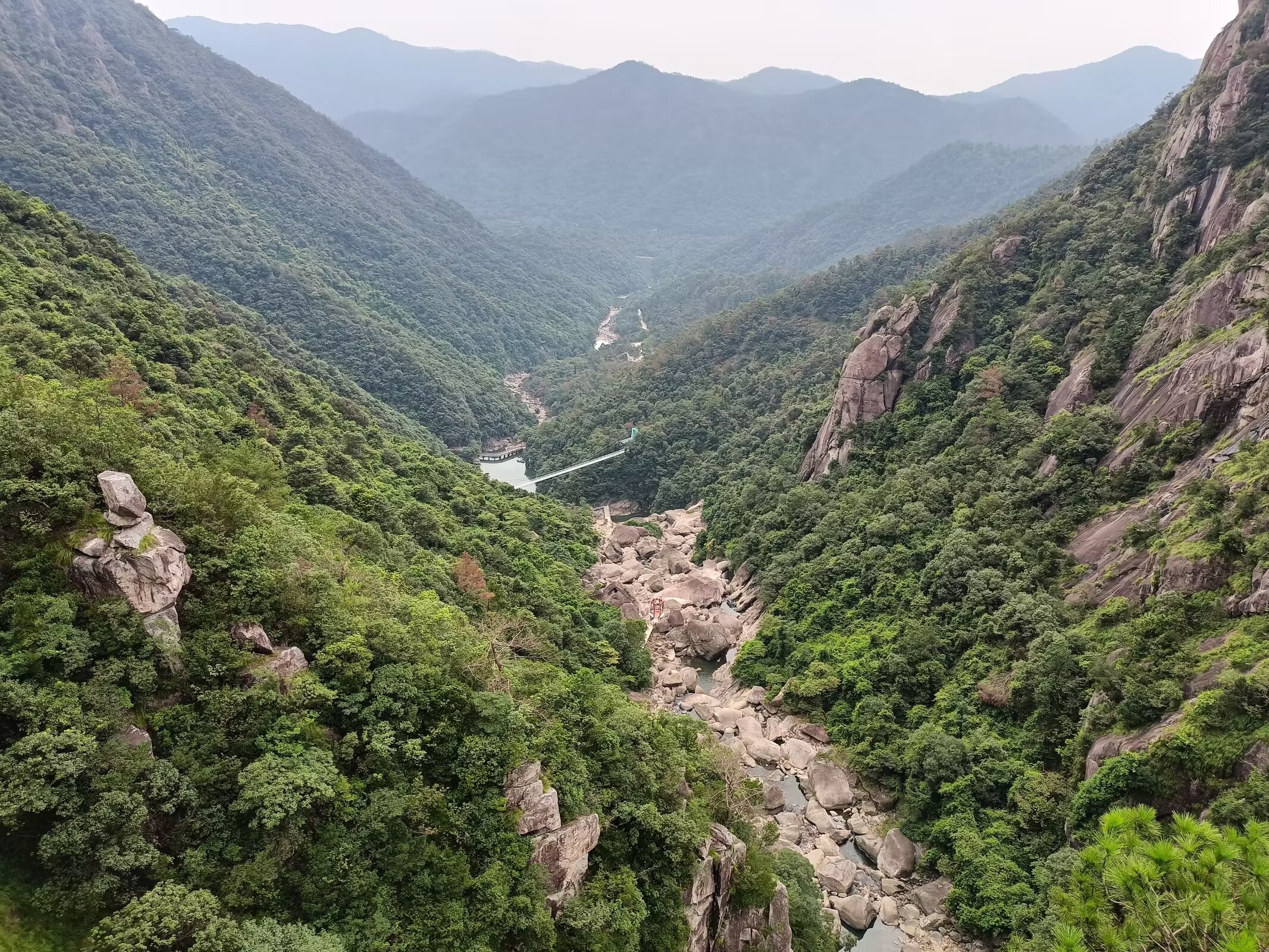 仙游县钟山镇的九鲤湖风景区,山峦如画,美不胜收.