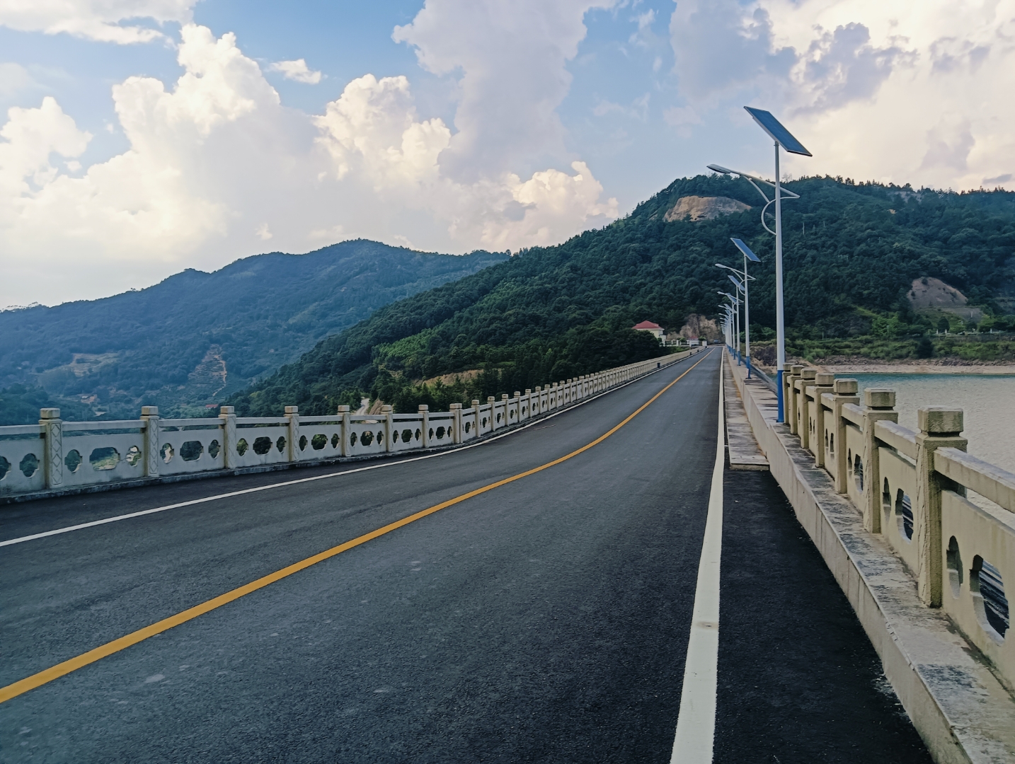 仙游县金钟水库,坐落于闽江大樟溪支流粗溪中游的石苍乡,流域辽阔达