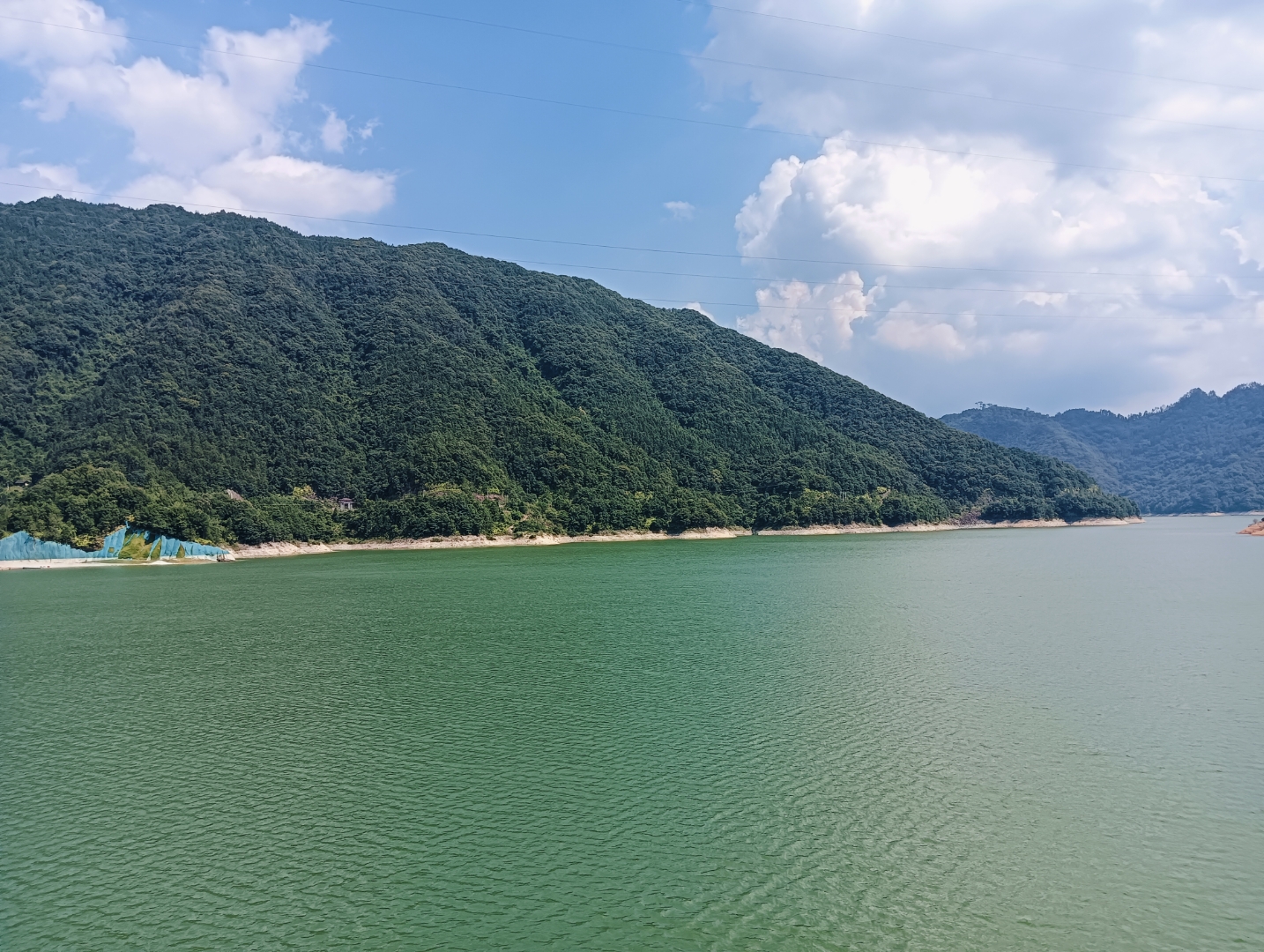 仙游县金钟水库,坐落于闽江大樟溪支流粗溪中游的石苍乡,流域辽阔达