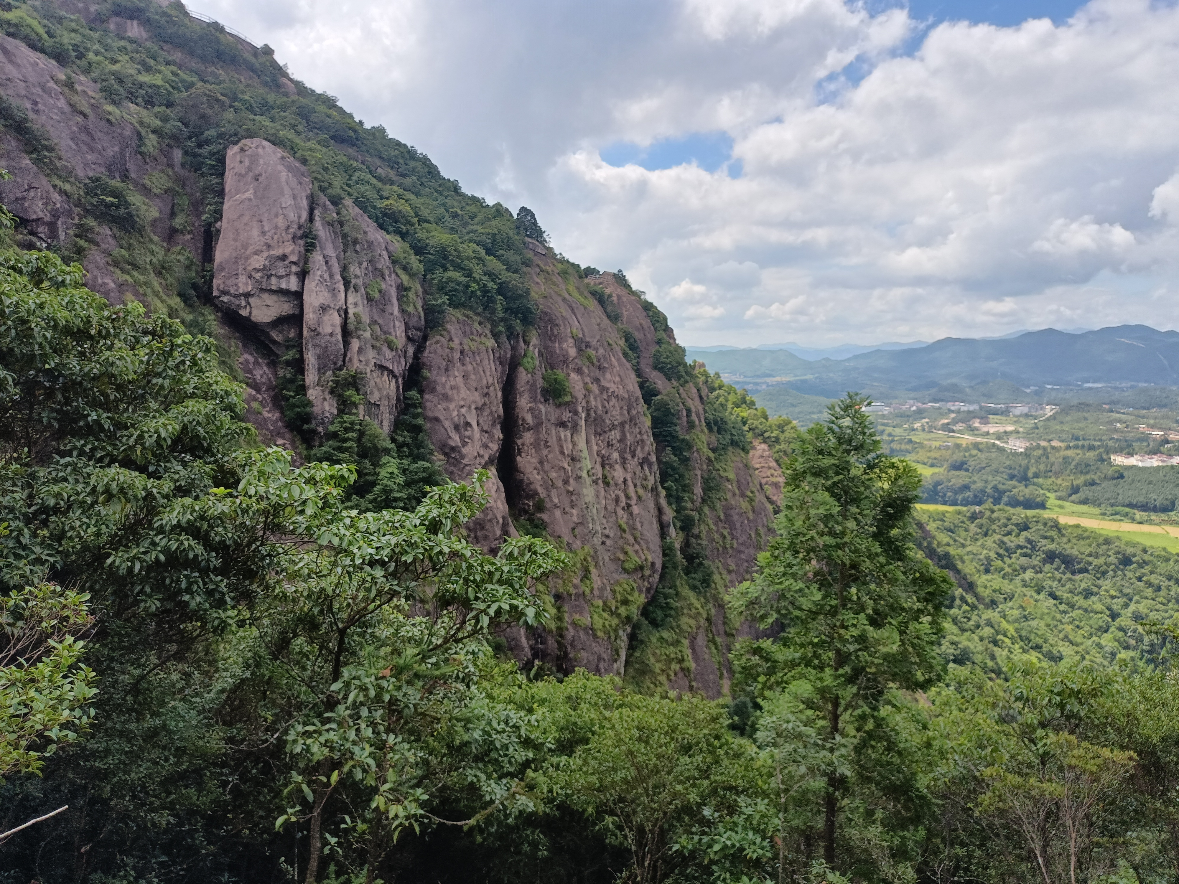 福建省仙游县的麦斜岩,是一处富有传奇色彩的旅游景点.