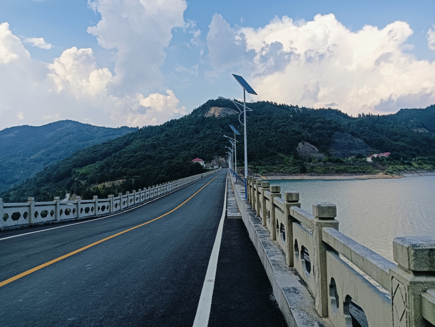 仙游县金钟水库,坐落于闽江大樟溪支流粗溪中游的石苍乡,流域辽阔达