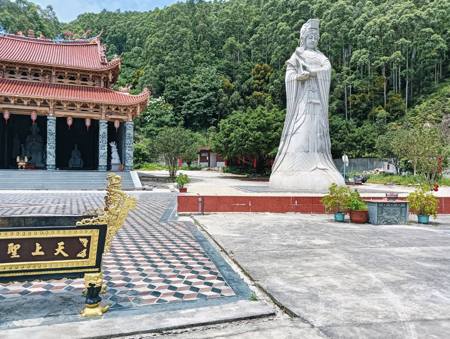 西湖寺坐落在风景秀丽的奇秀岩之上