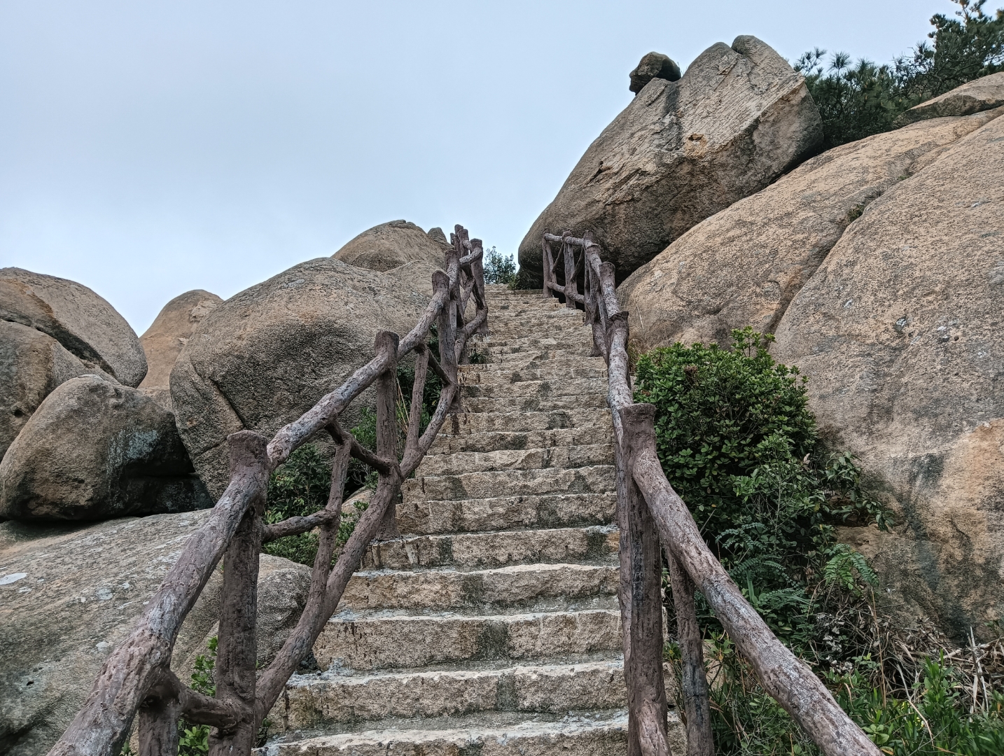 莆田市秀屿区埭头镇的汀港山风景区,是观赏日出的绝佳之地,海景如画