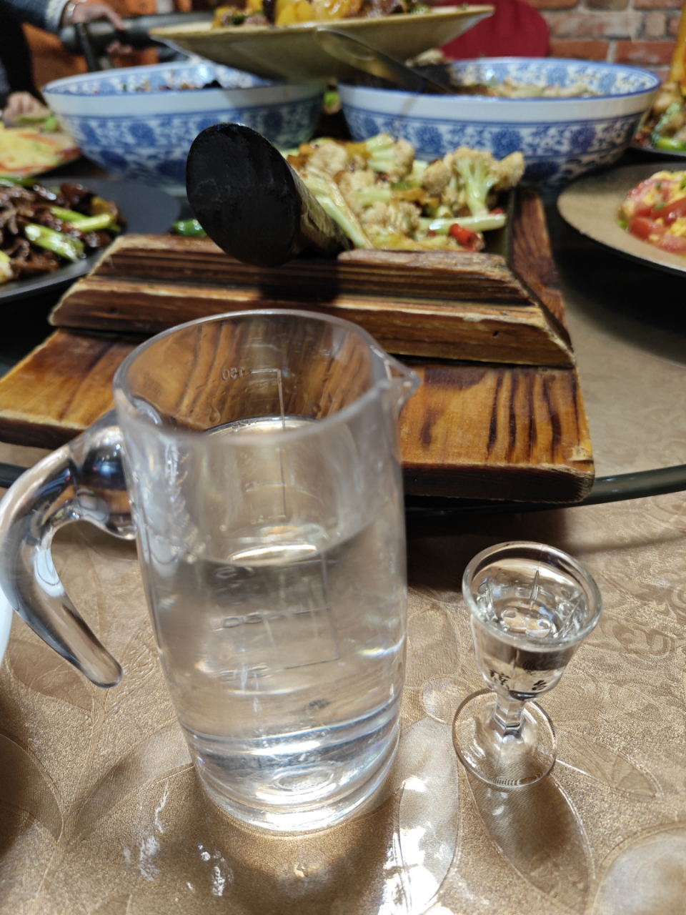 我和朋友们常常独饮一杯,品尝幸福的滋味.