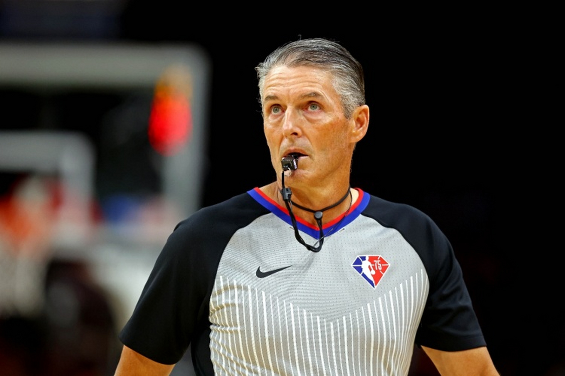 湖人庆功宴 裁判福斯特不去没人敢动筷  nba附加赛,鹈鹕106-110不敌