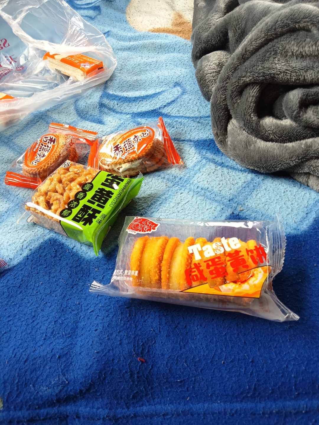 湿漉漉的黑发,宛如刚从雨中走来的精灵,神秘又充满魅力