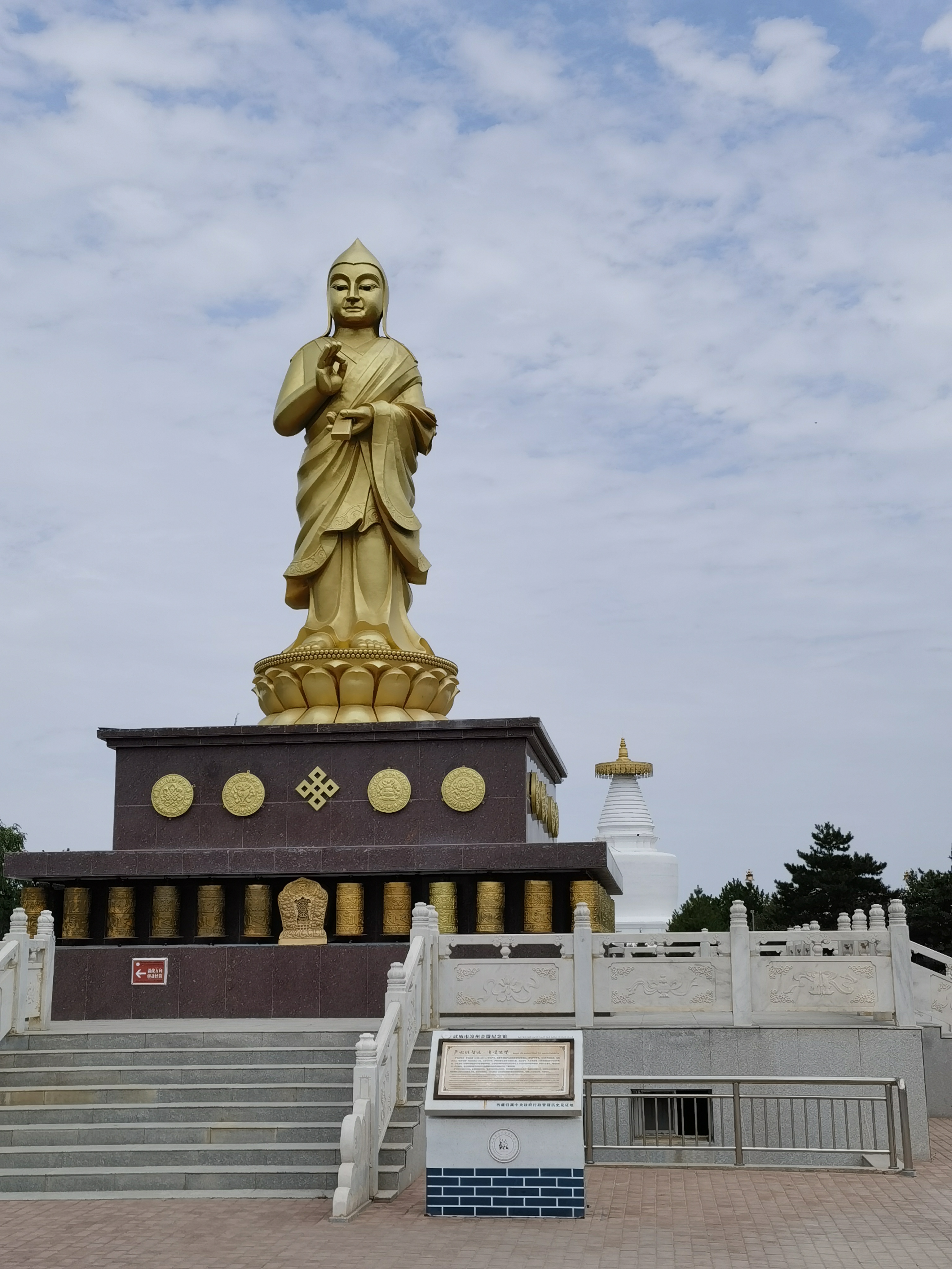 武威51州白塔寺 白塔寺,又名百塔寺,位于武威市东南约20公里的武南