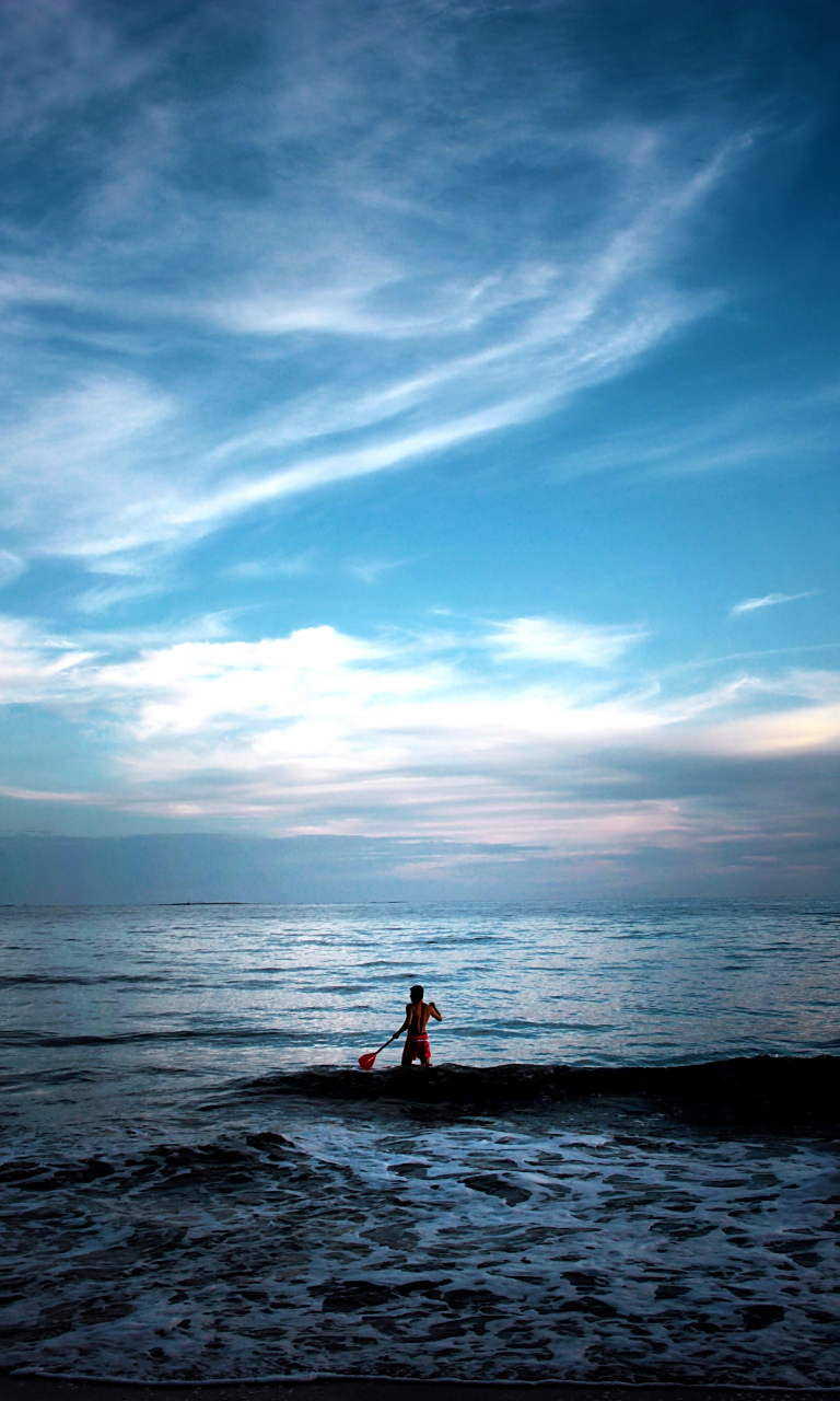 在浩渺的大海之上,一个孤独的身影,如同一支蓄势待发的箭矢,准备射向