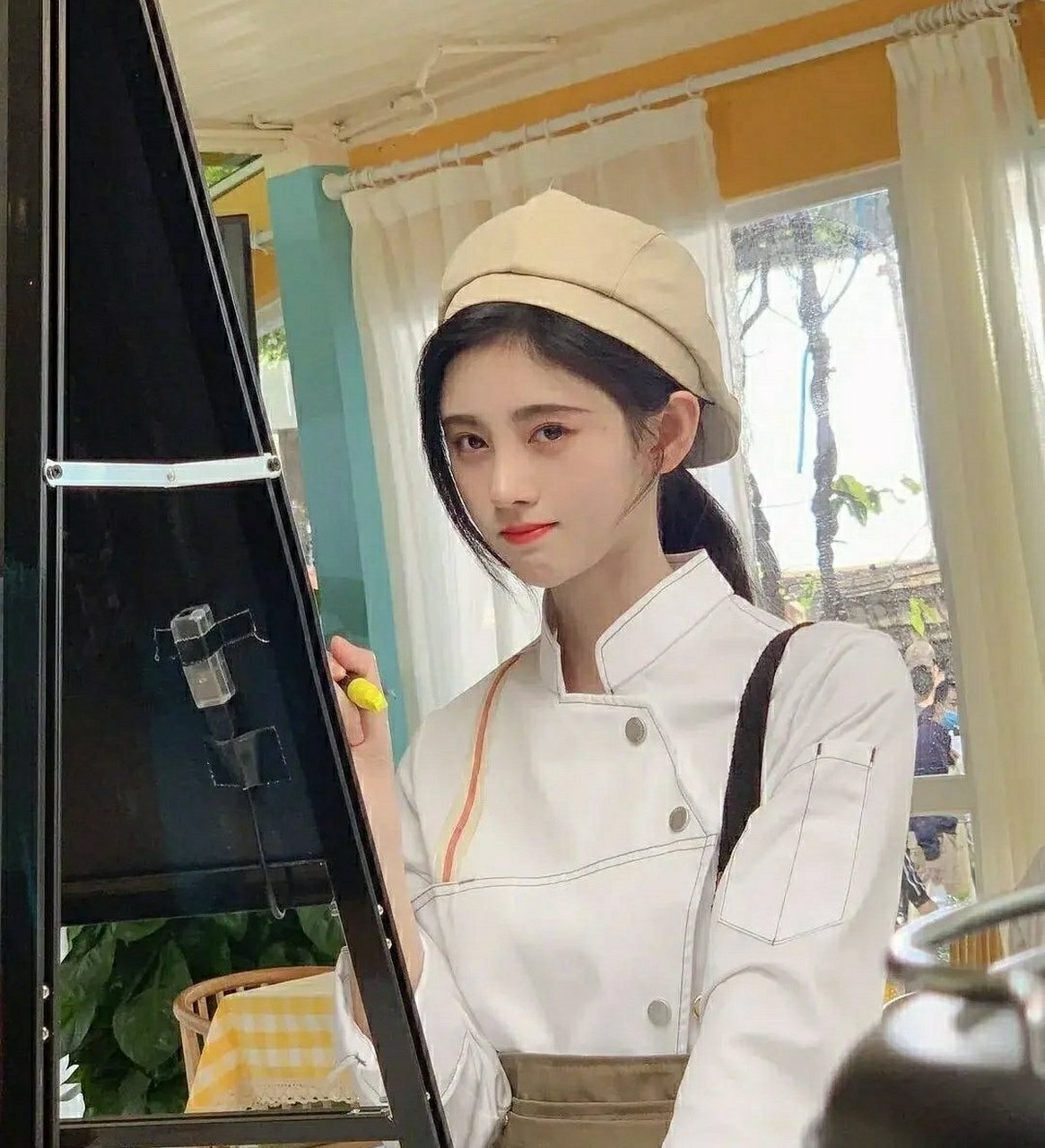 网友热议鞠婧祎与年轻时候的范冰冰越来越像了,看着这两人的对比不