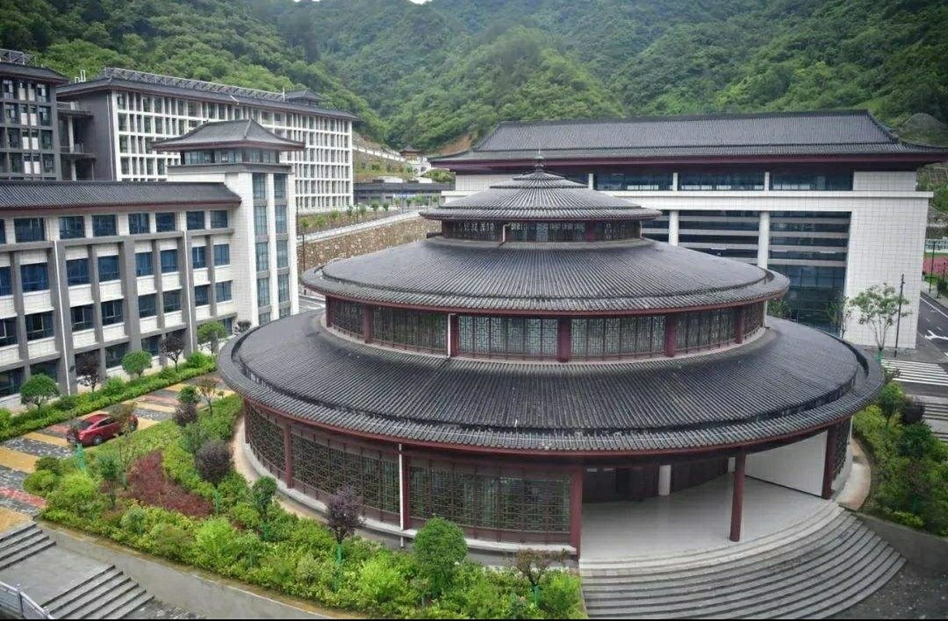 为何这所豪华中学让人困惑# 一个学校的建设质量好不好,既要看硬件