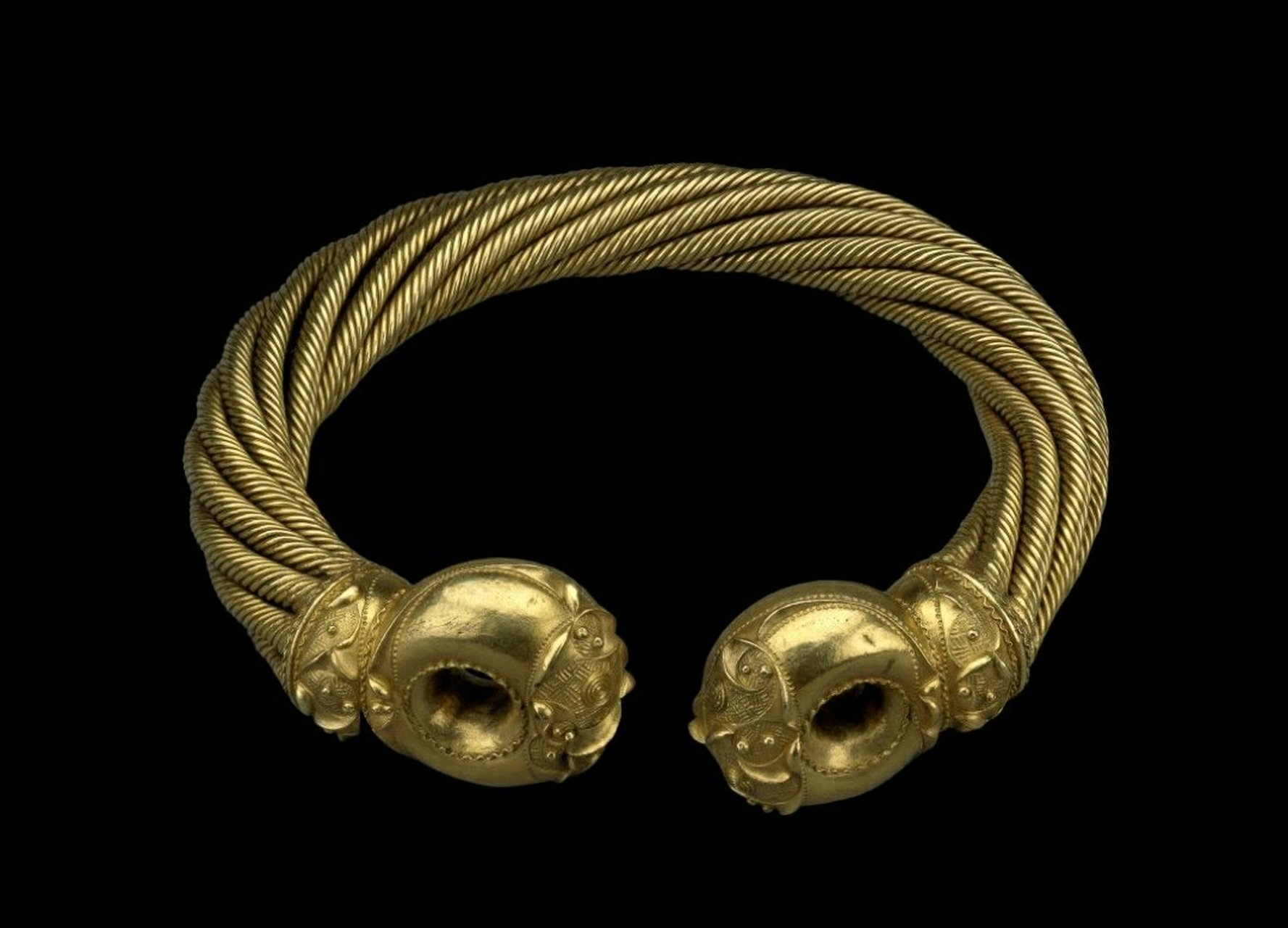 torc是指大型的金属颈环,可以是单件,也可以是由两个部件组成的扭转