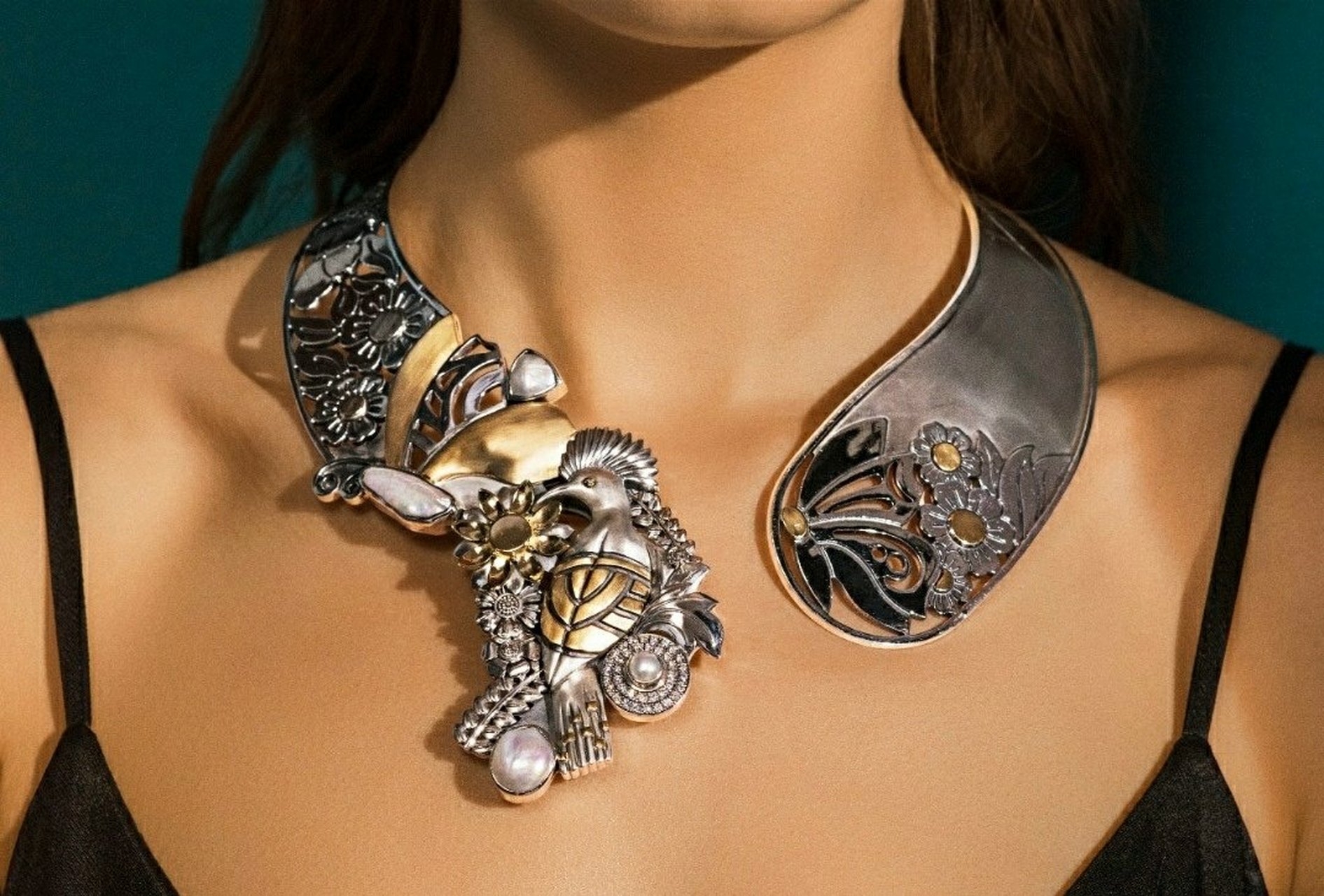 torc是指大型的金属颈环,可以是单件,也可以是由两个部件组成的扭转