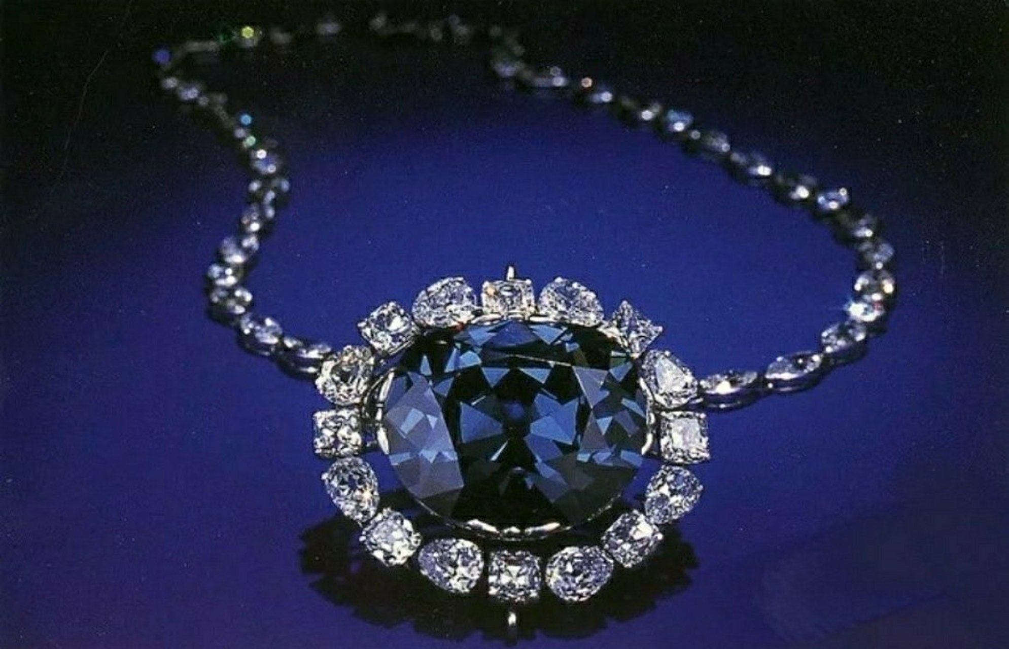 蓝宝石英文名为sapphire,源于拉丁文spphins,意思是蓝色