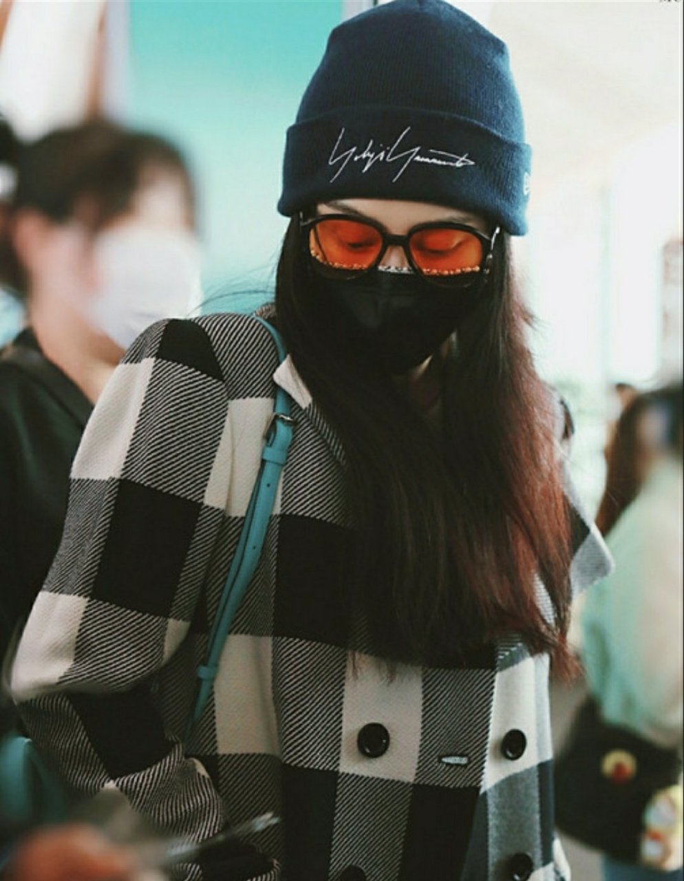 范冰冰出行口罩镶圈珍珠太吸睛# 口罩镶珍珠?