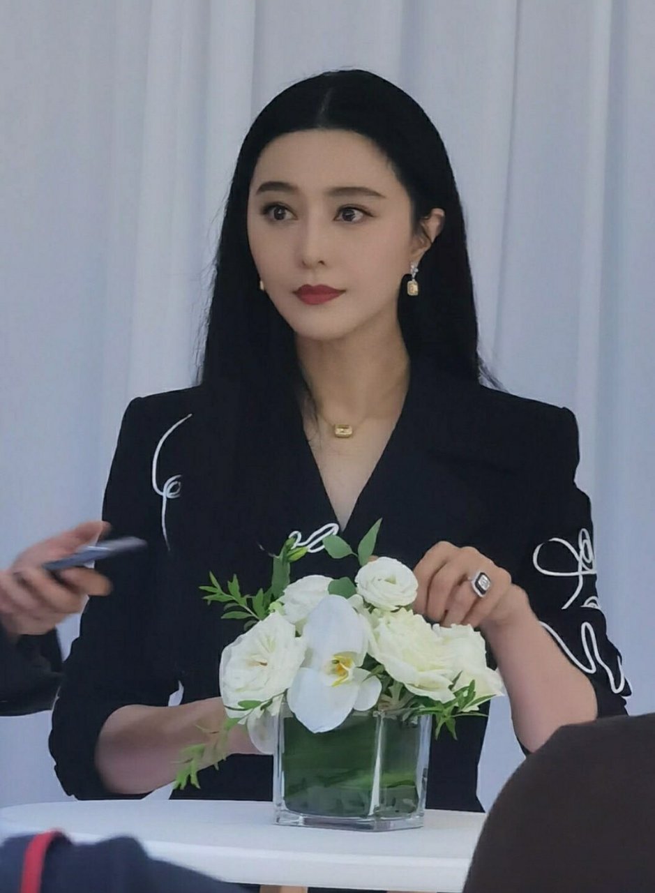 范冰冰现身车展身材颜值重回巅峰# 范冰冰现身北京车展,西装配中 