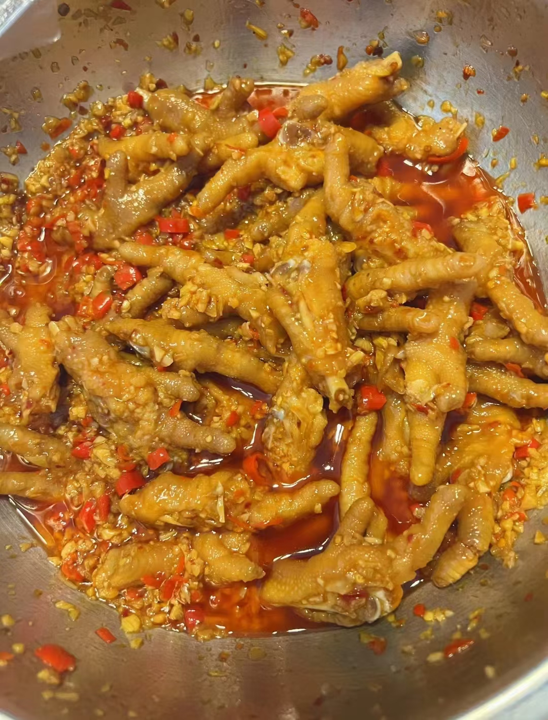 绝味诱惑!金黄鸡爪浸泡在秘制红油中, 每一口都是舌尖上的狂欢!