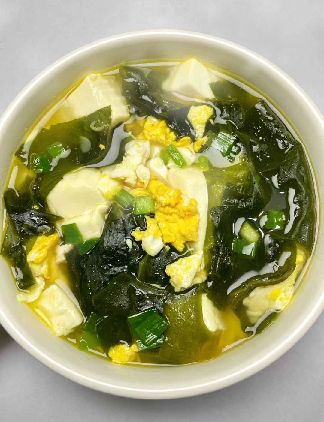 食材: 裙带菜,鸡蛋,豆腐 做法见图所示 做法非常简单!有手就能鲻!
