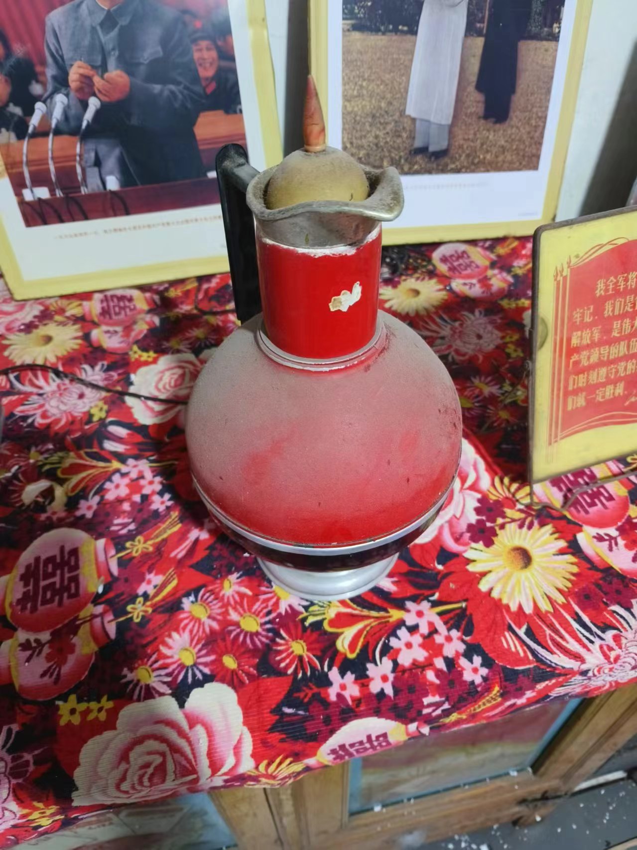 老式暖水壶非常独特,保存的非常好,有喜欢老物件收藏吗?