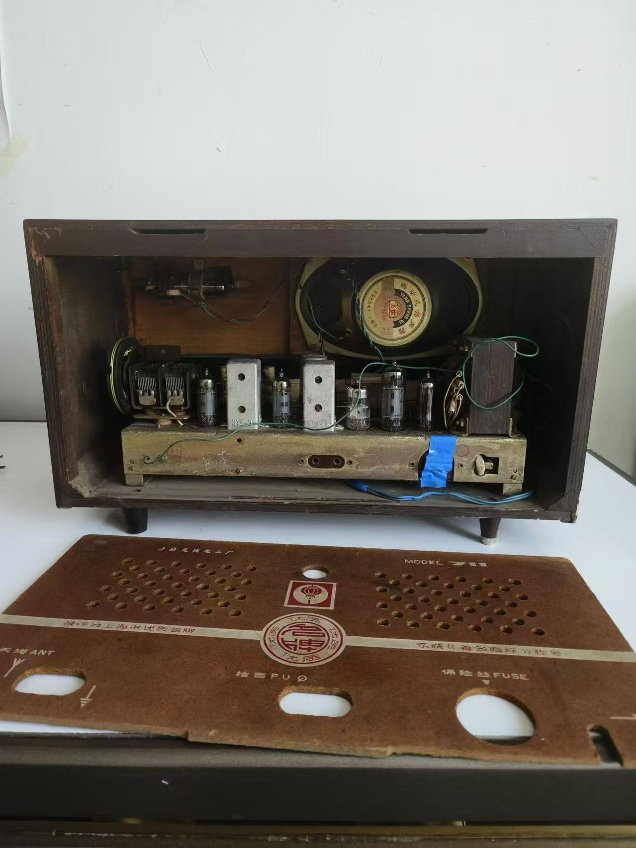今天又淘回来一台百里挑一的红灯711-2电子管收音机,品相保存的杠杠好