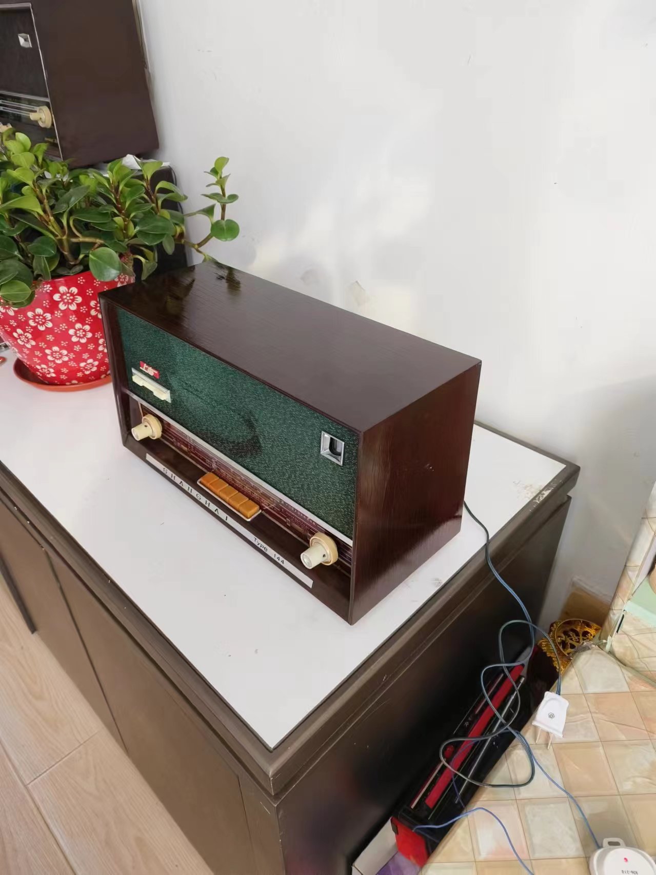 老上海144电子管收音机,品相保存的真好,当年出型号!