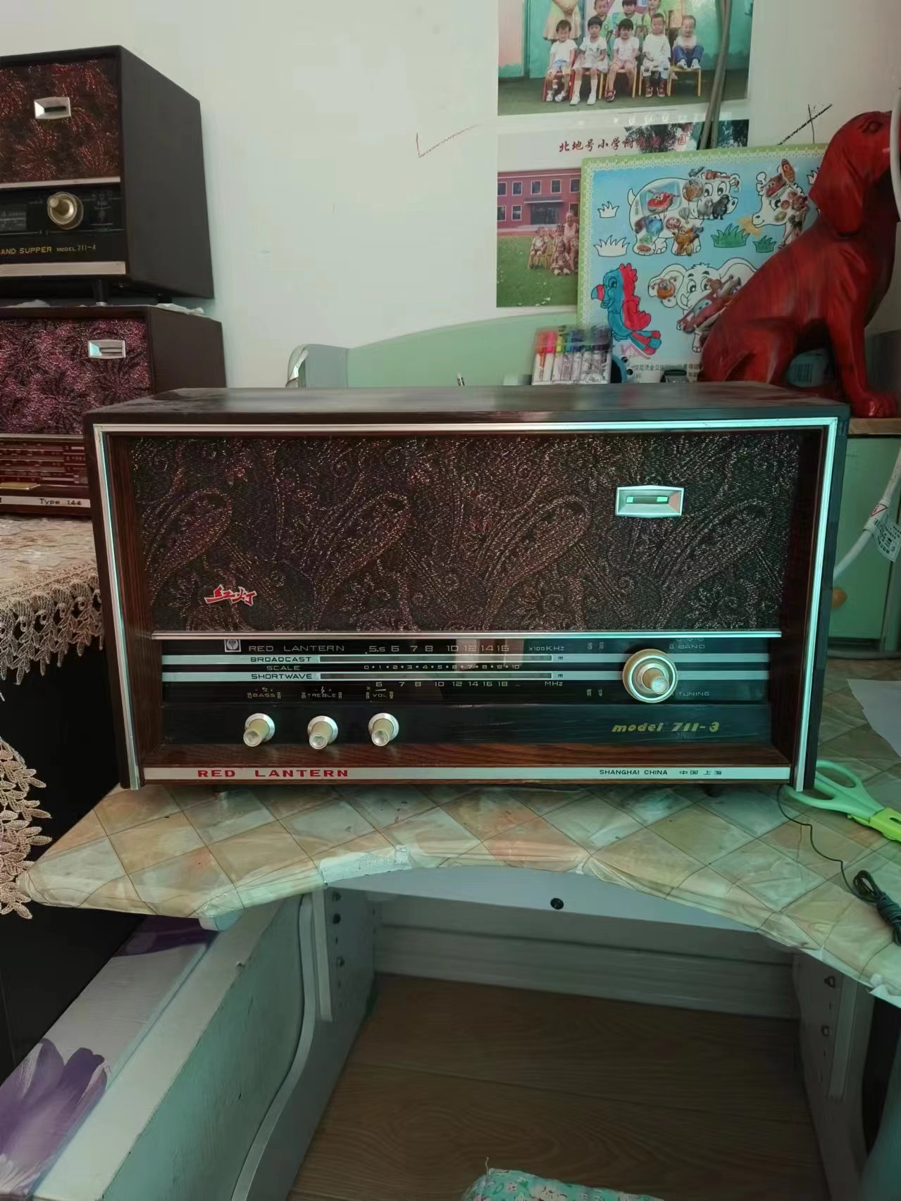 60年前红灯收音机,谁家里能有一台,老牛了.