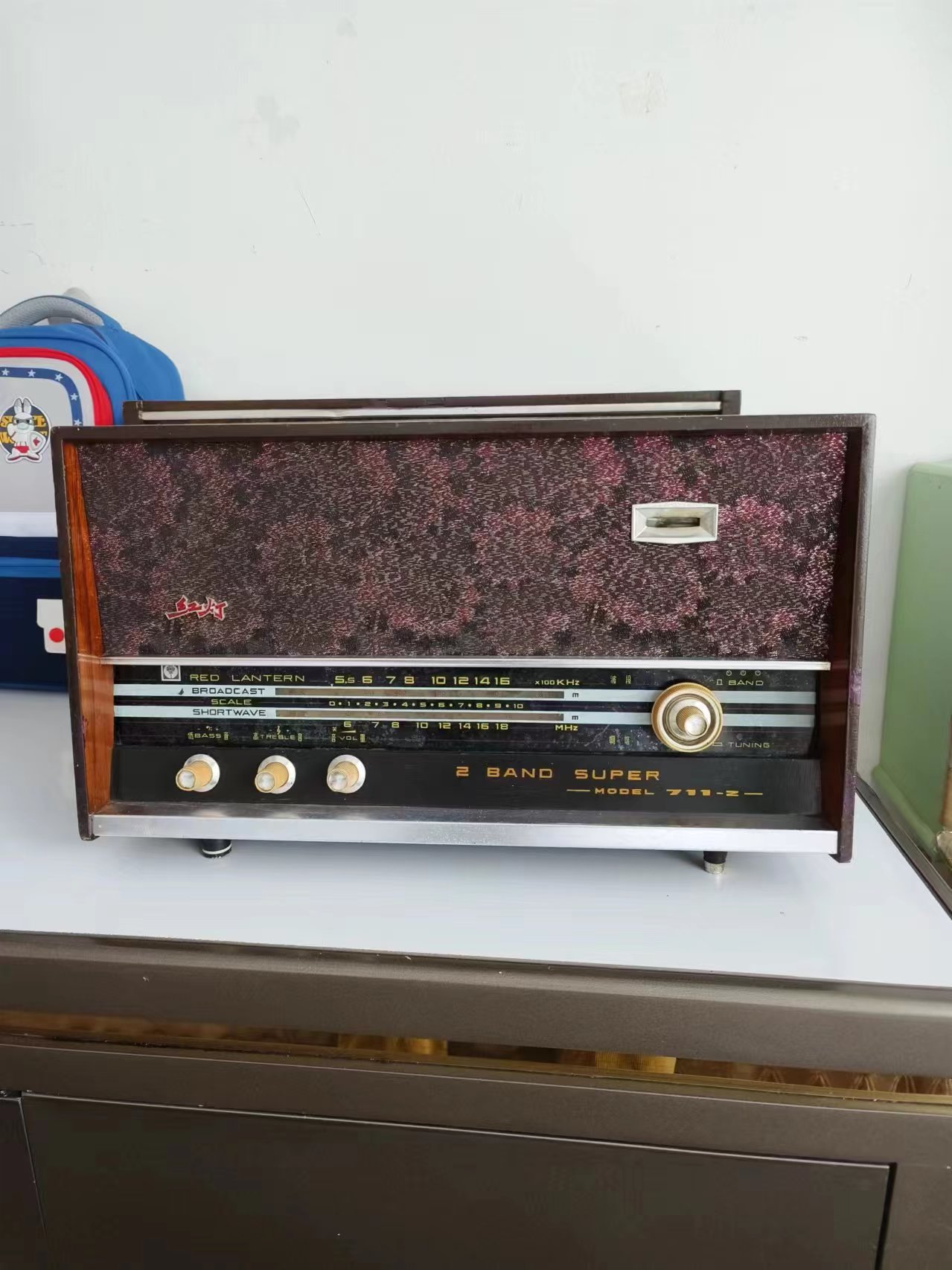 民俗怀旧老物件精品收藏,50年前的红灯收音机711-2电子管的,你喜欢吗?