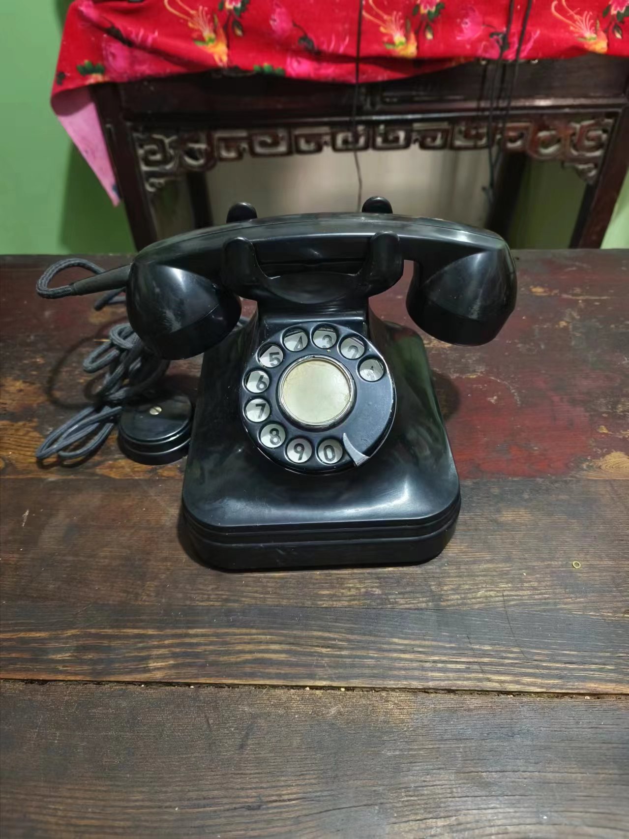 1974年生产的胶木壳子拨号电话,保存的杠杠好,有喜欢收藏的吗?