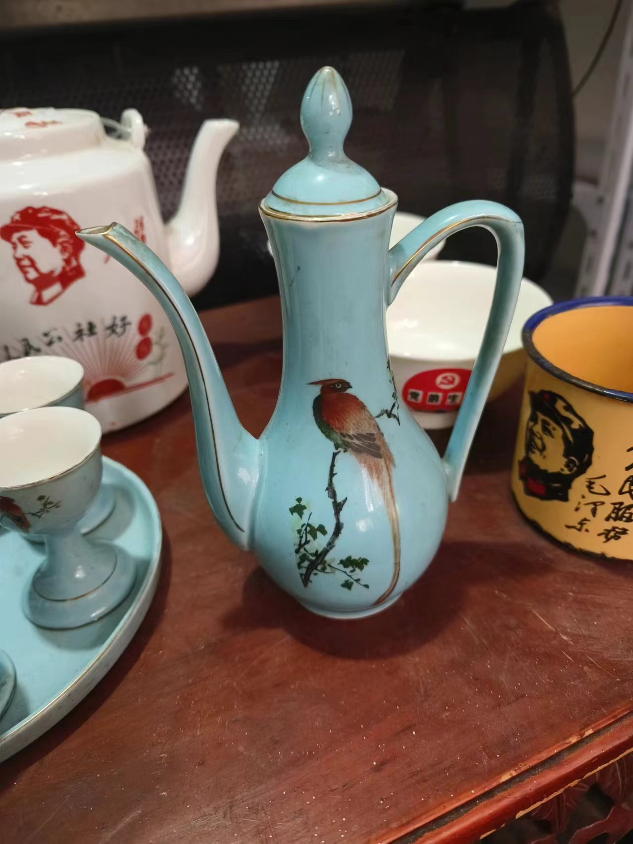 今天淘到一套高档精制的瓷酒具,保存好,图案精美,宣化二瓷生产的