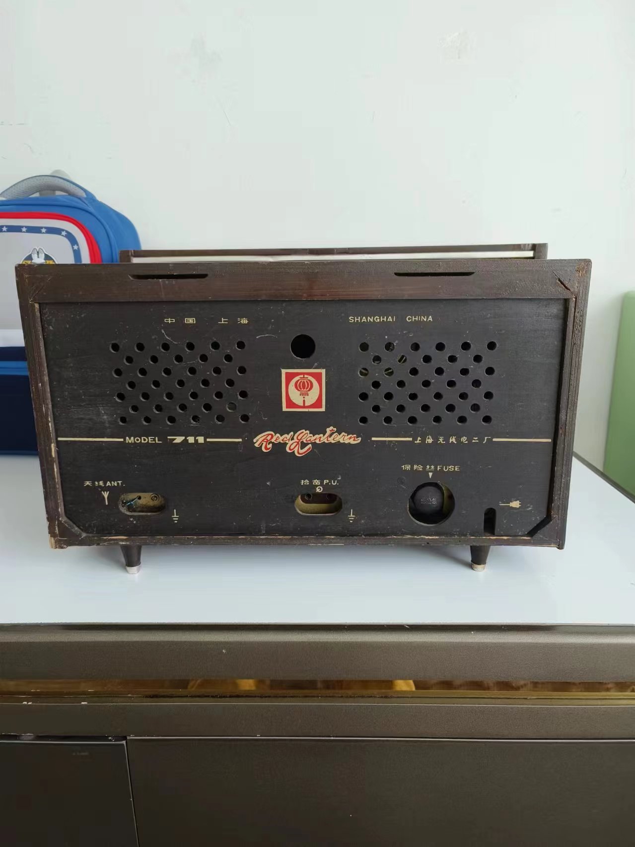 民俗怀旧老物件精品收藏,50年前的红灯收音机711-2电子管的,你喜欢吗?