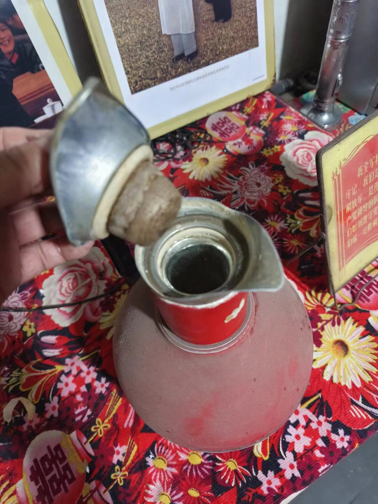 老式暖水壶非常独特,保存的非常好,有喜欢老物件收藏吗?