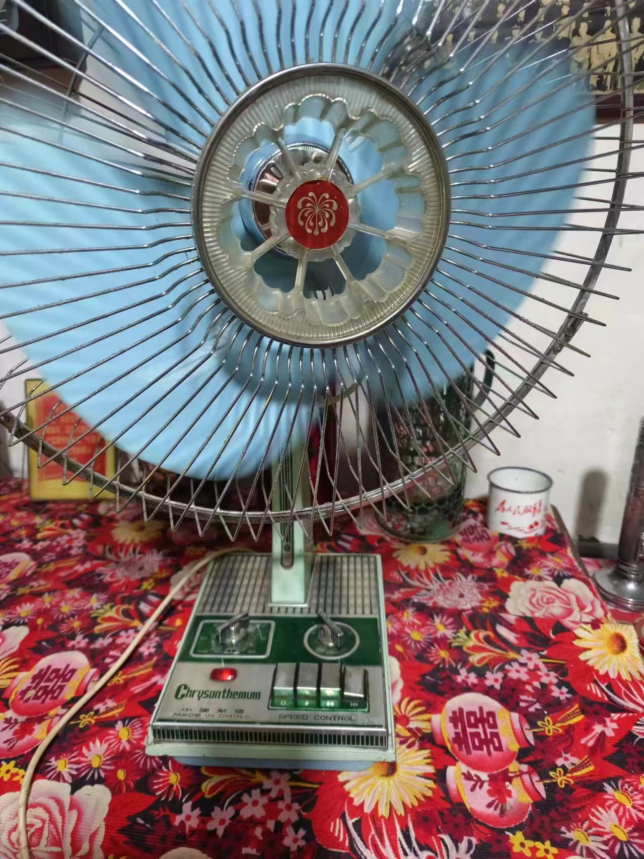 老式菊花台式风扇!品相保存的非常好正常使用,有喜欢收藏的吗?